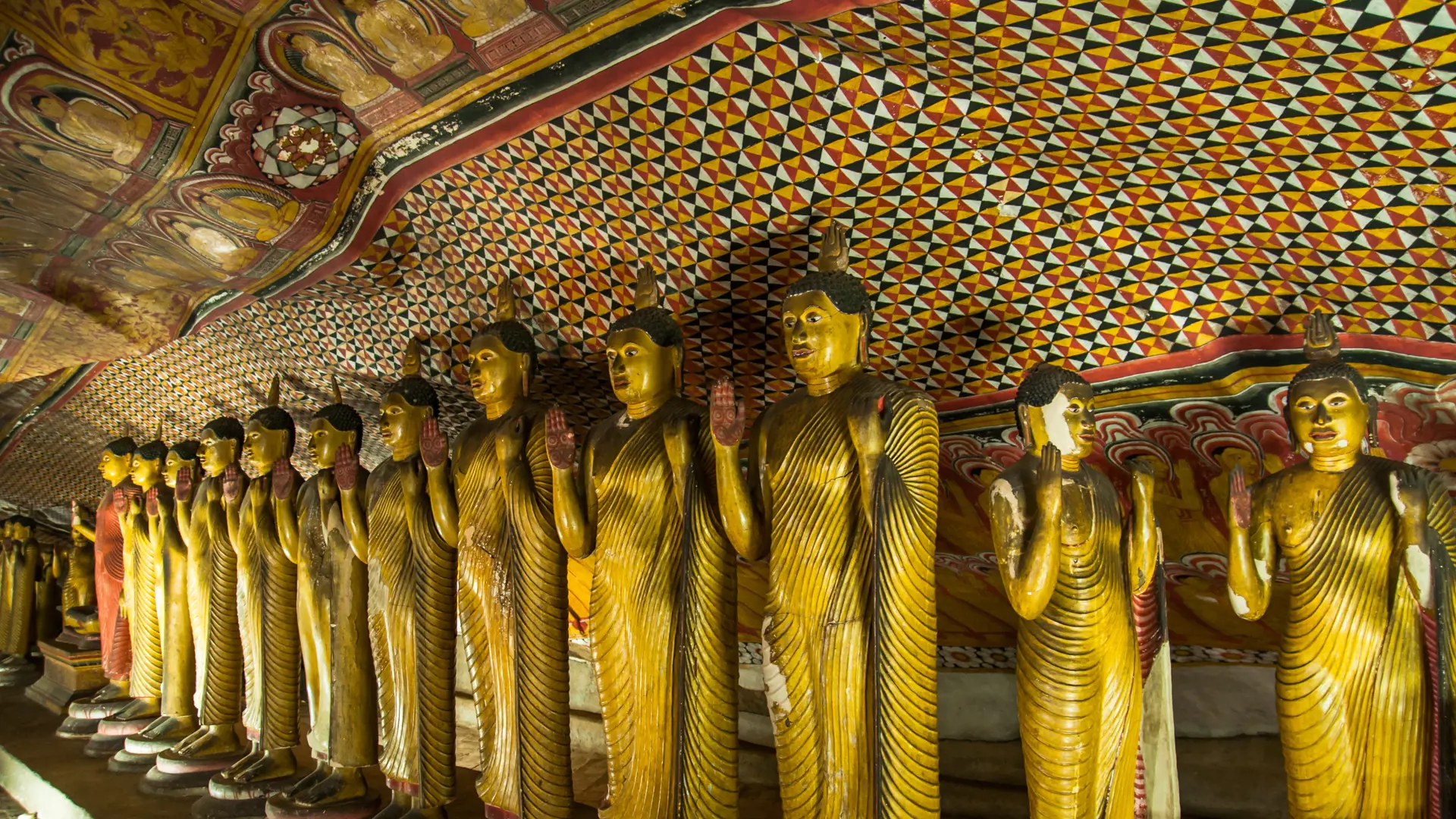 Golden Buddha statues in Dambulla Cave Temple_125175587.jpg