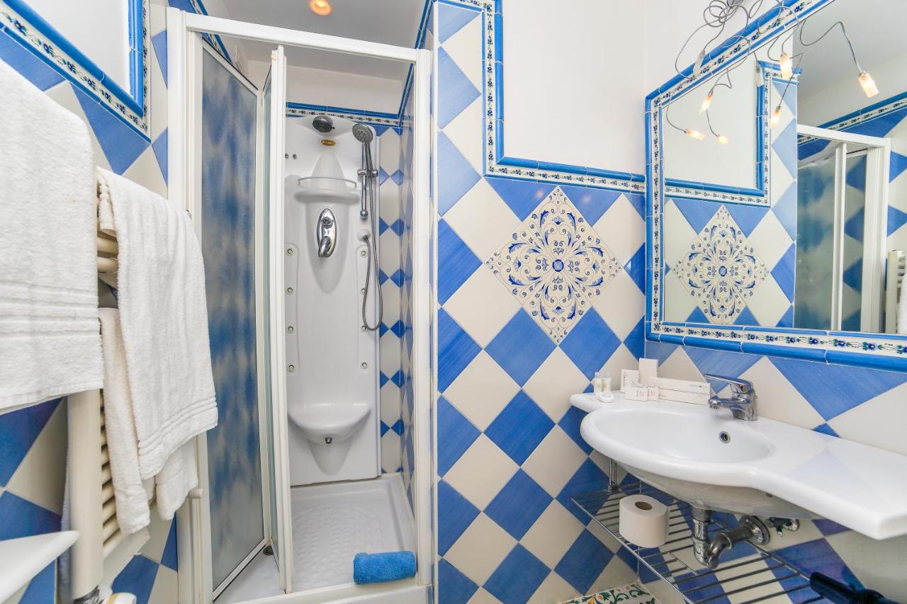 Det er fine bad med dusj på Hotel Bonadies