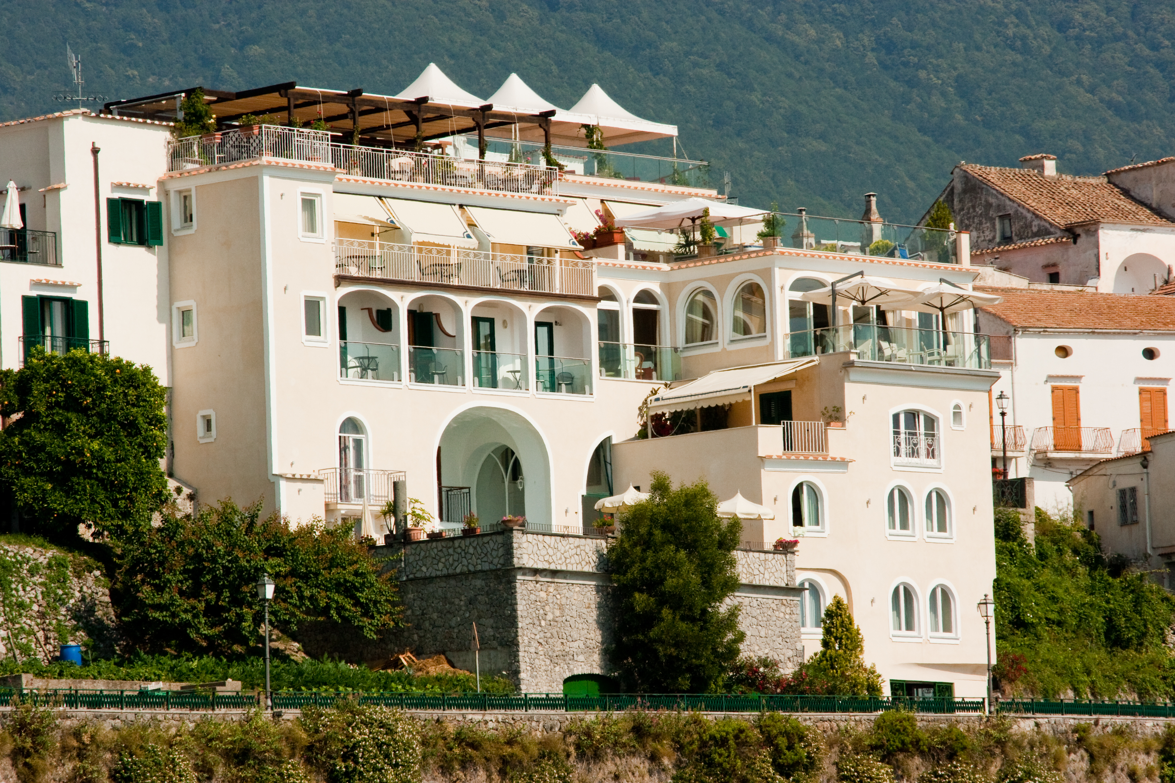 Hotel Bonadies ligger i en skråning i Ravello med en unik utsikt
