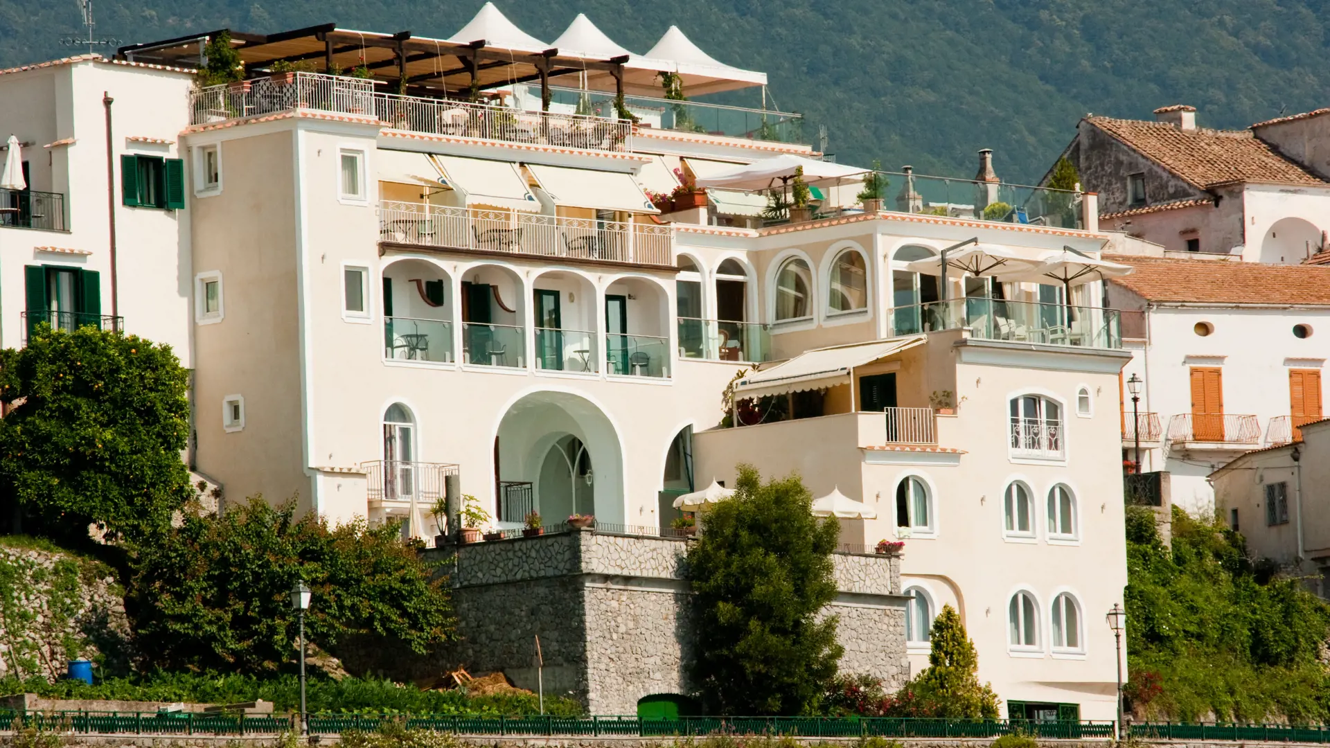 Hotel Bonadies ligger i en skråning i Ravello med en unik utsikt