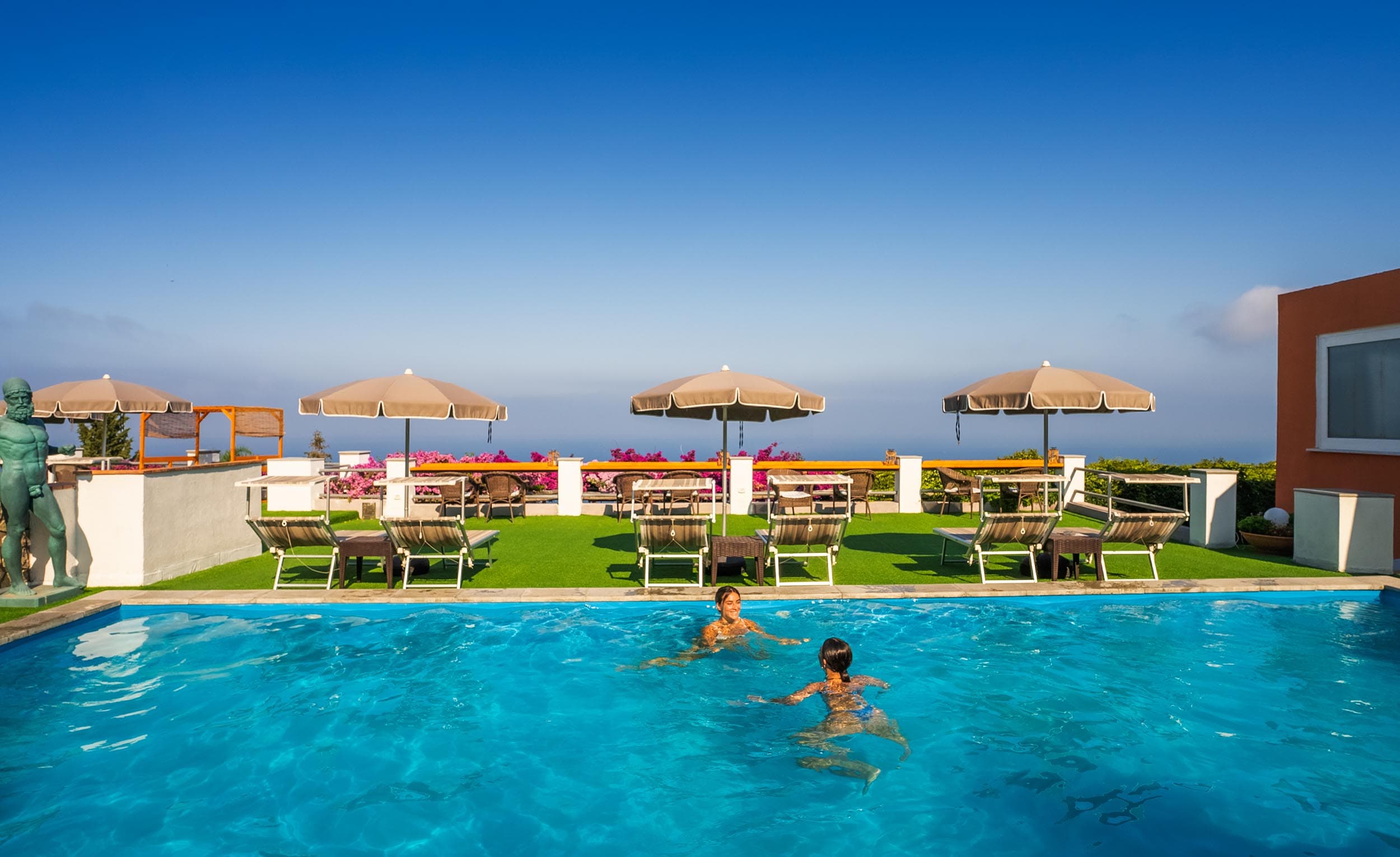 Fra bassengområdet er det en fantastisk utsikt over havet og naboøya Ischia