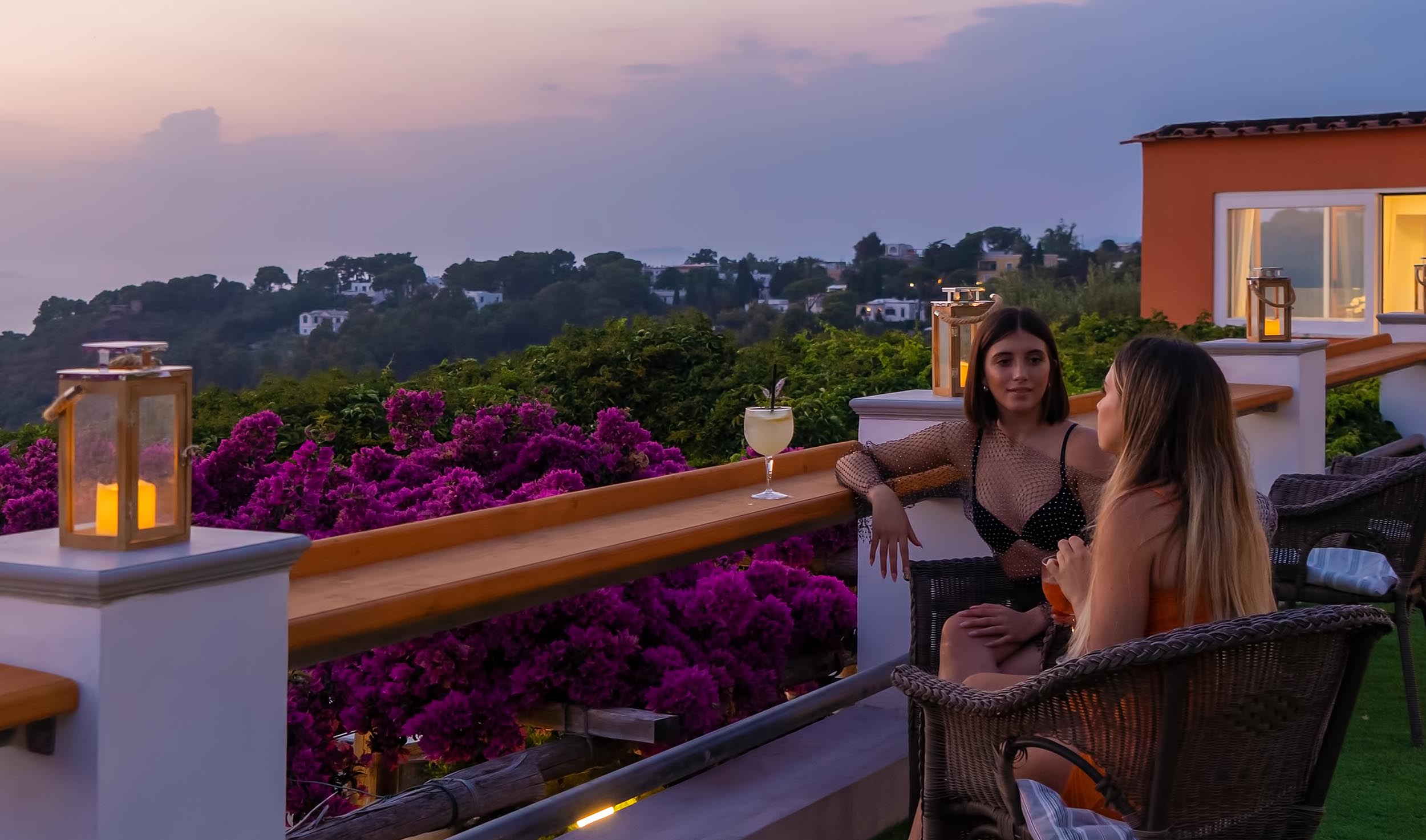 Nyt en drink og den fantastiske solnedgangen på Hotel Il Girasole