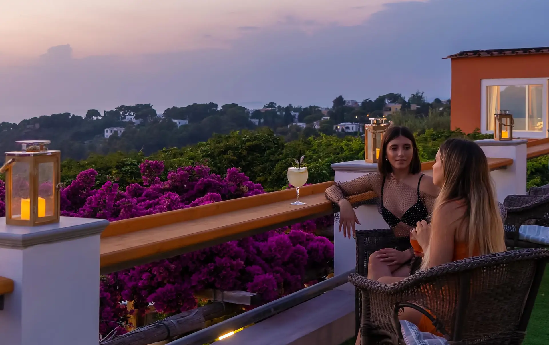 Nyt en drink og den fantastiske solnedgangen på Hotel Il Girasole