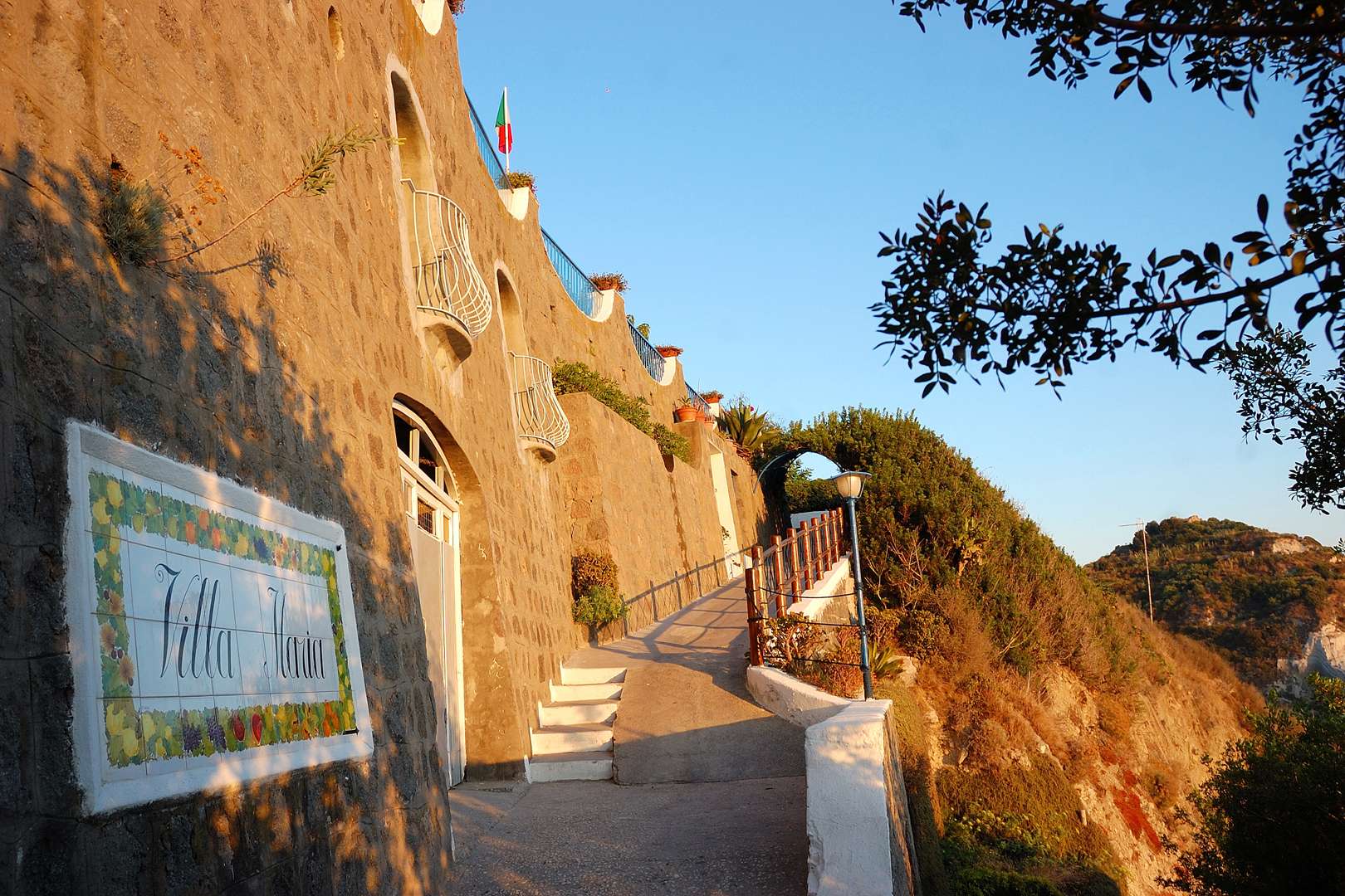 Turen opp til Hotel Villa Maria går til fots - belønningen venter på toppen