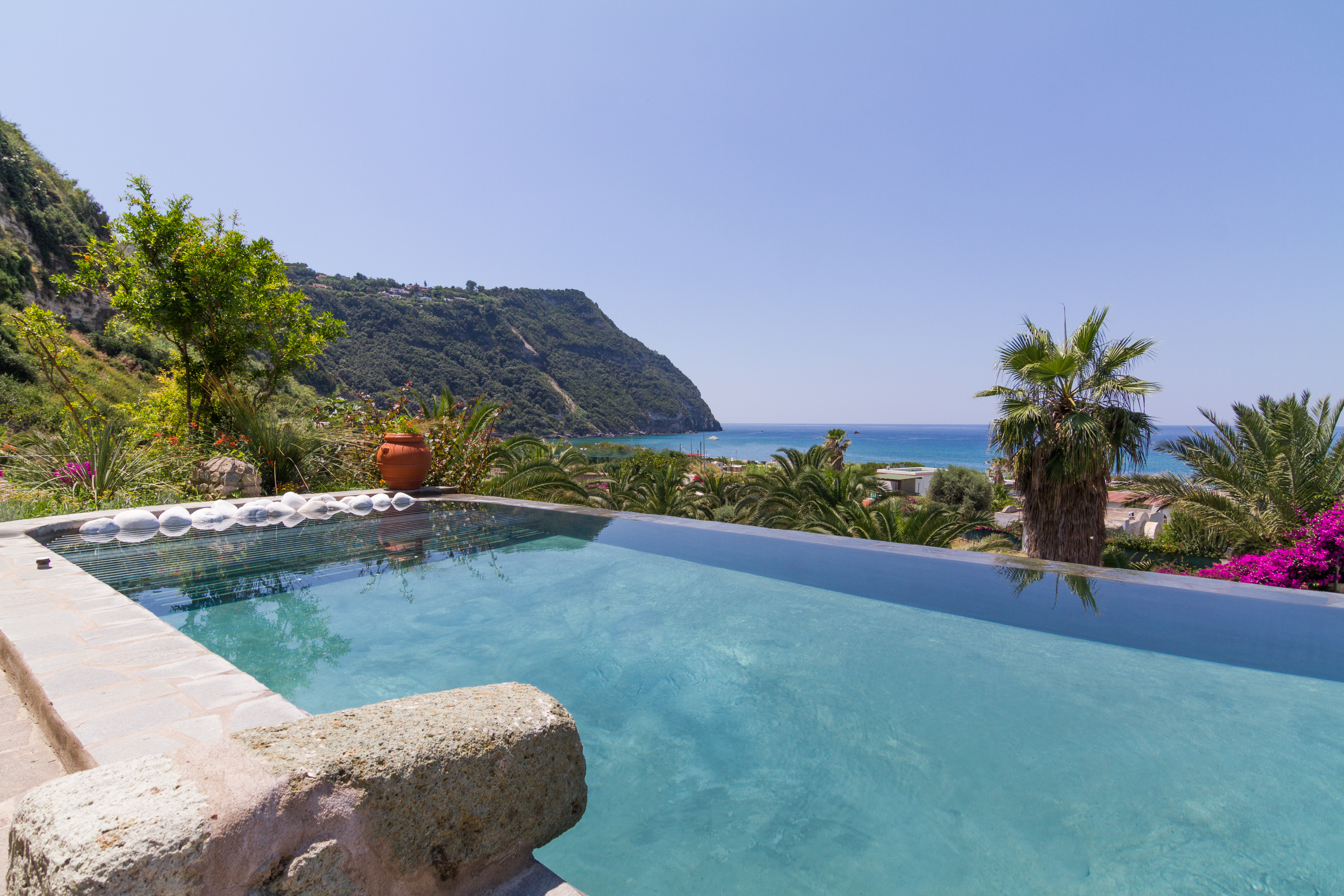 Fra de øvre bassengene ved Semiramis er det utsikt over havet