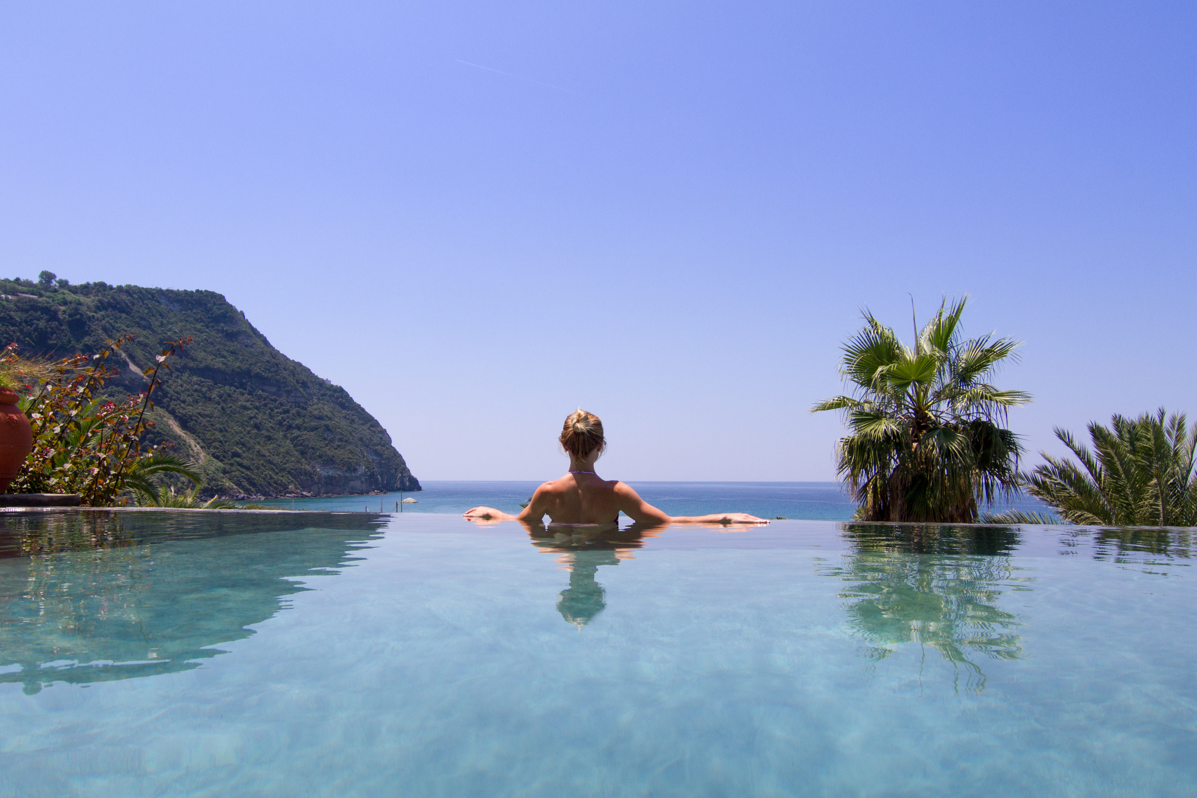 Det er vakkert på Semiramis - Her fra bassenget med utsikt til havet