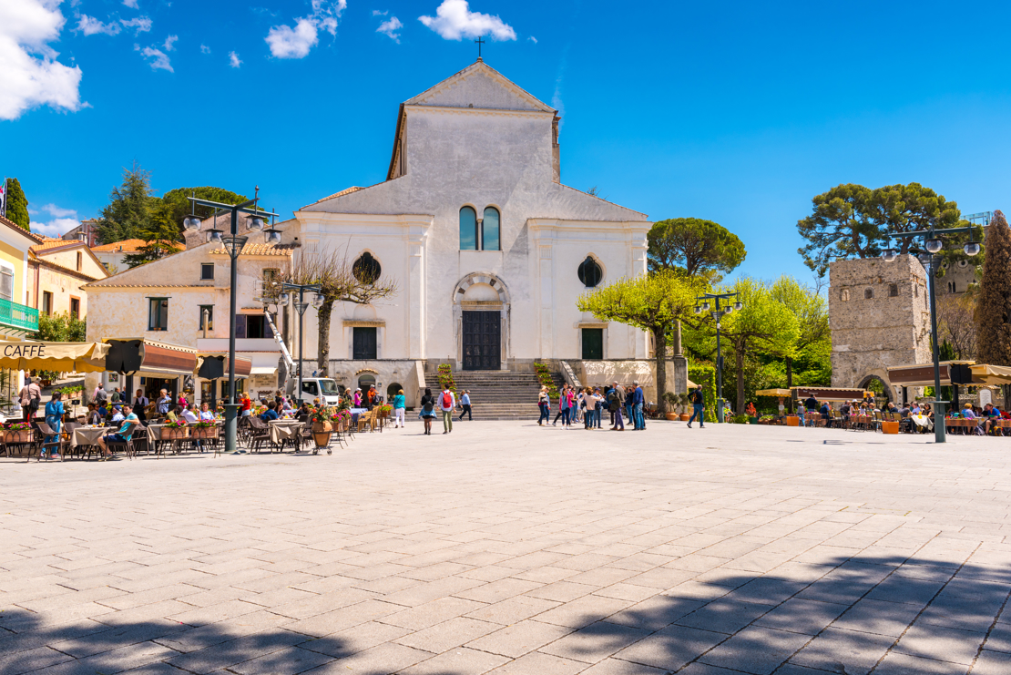 Det sentrale torget i Ravello med Duomo i bakgrunnen