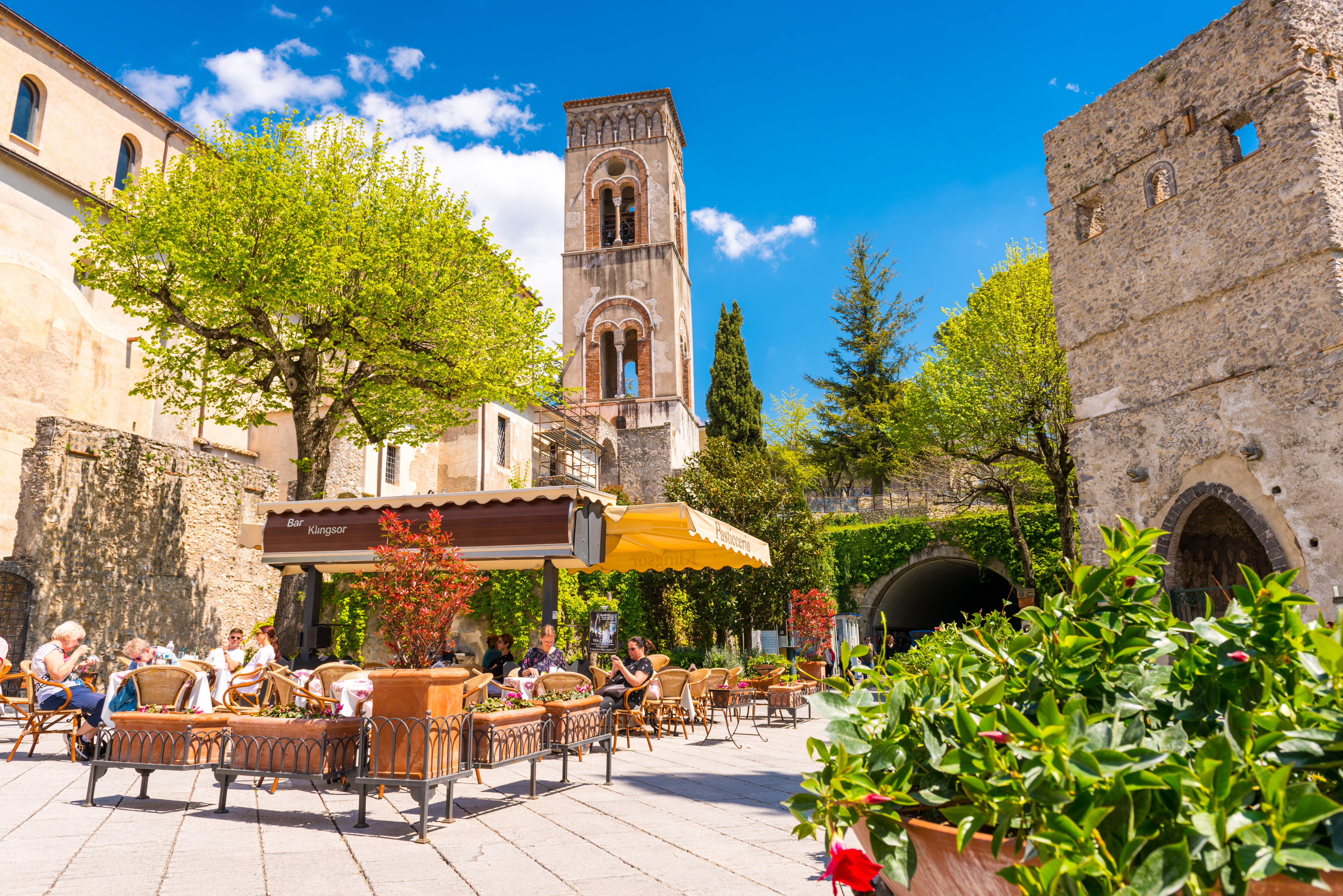 Plass ved det gamle klokketårnet i Ravello