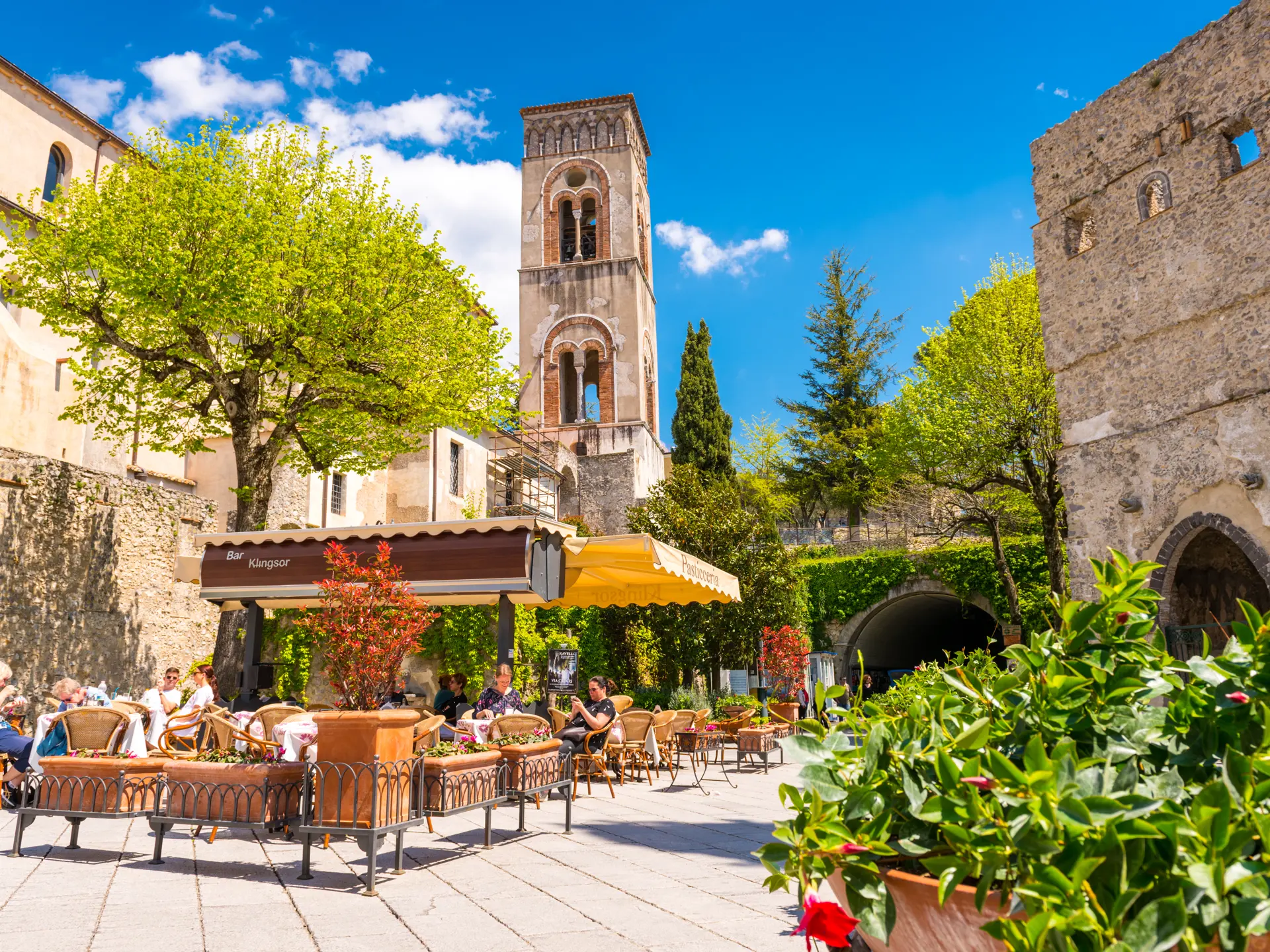 Plass ved det gamle klokketårnet i Ravello