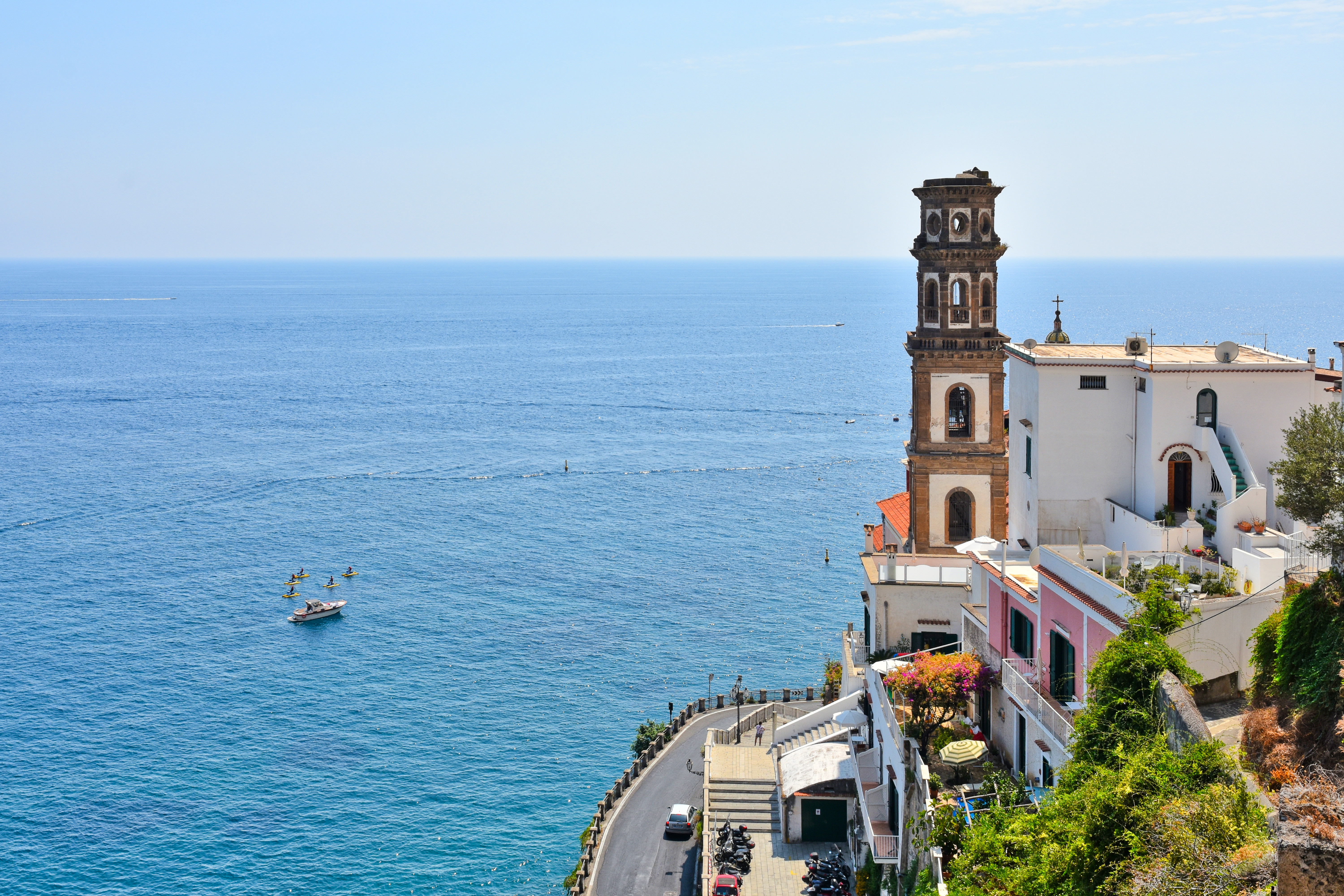 Fra Ravello kan du gå langs stier eller ta bussen til Atrani