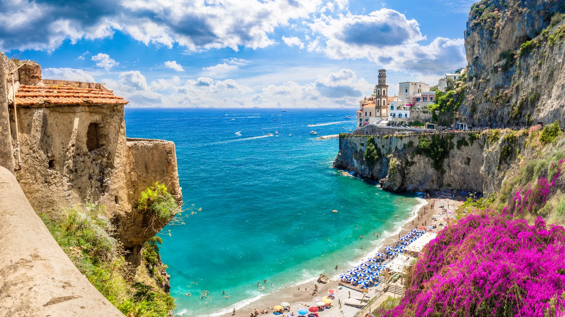 Det er en fin strand ved landsbyen Atrani på Amalfikysten - Du kan gå til byen fra Ravello eller ta lokalbussen