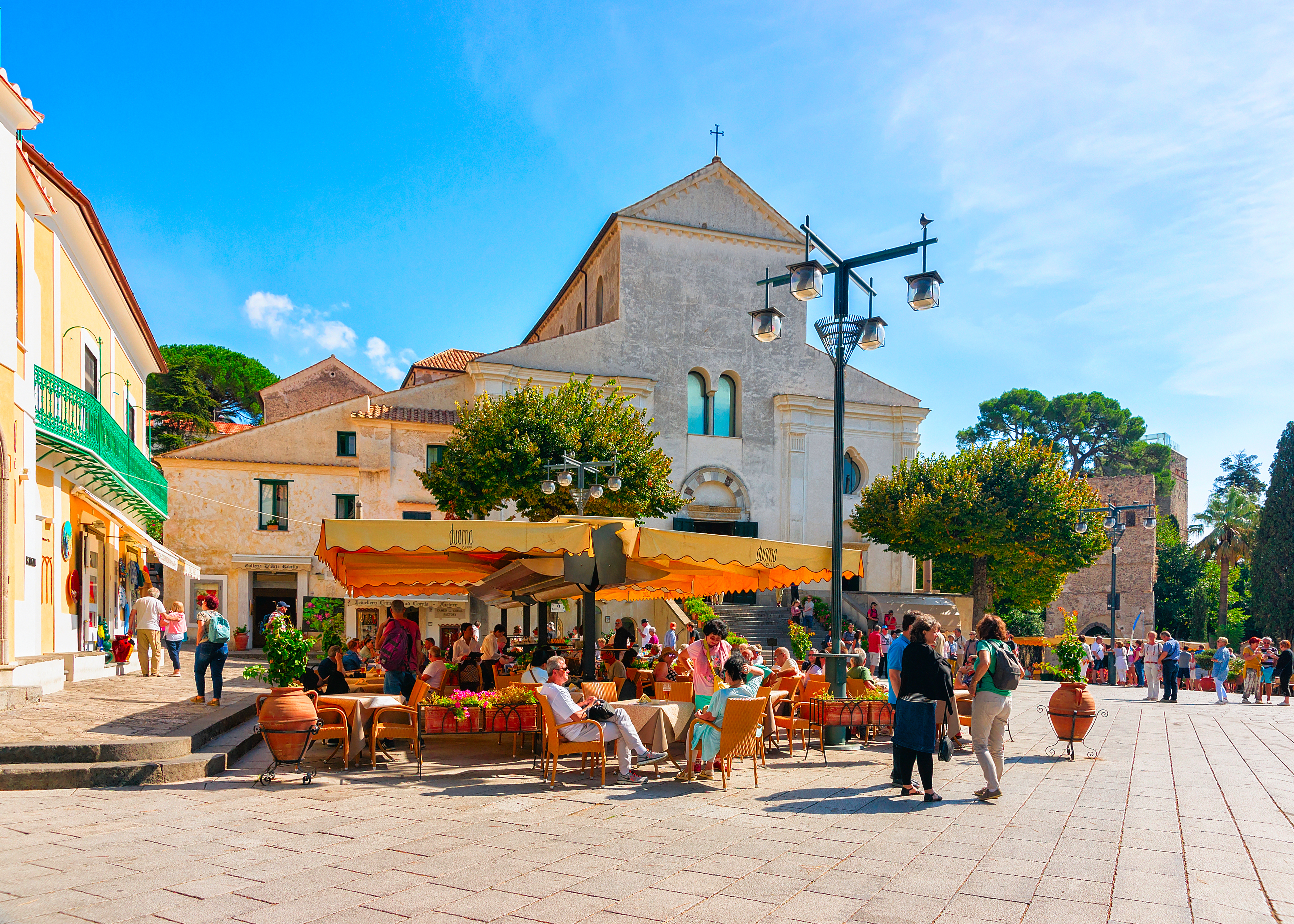 Folk nyter det solfylte været på Piazza Duomo i Ravello