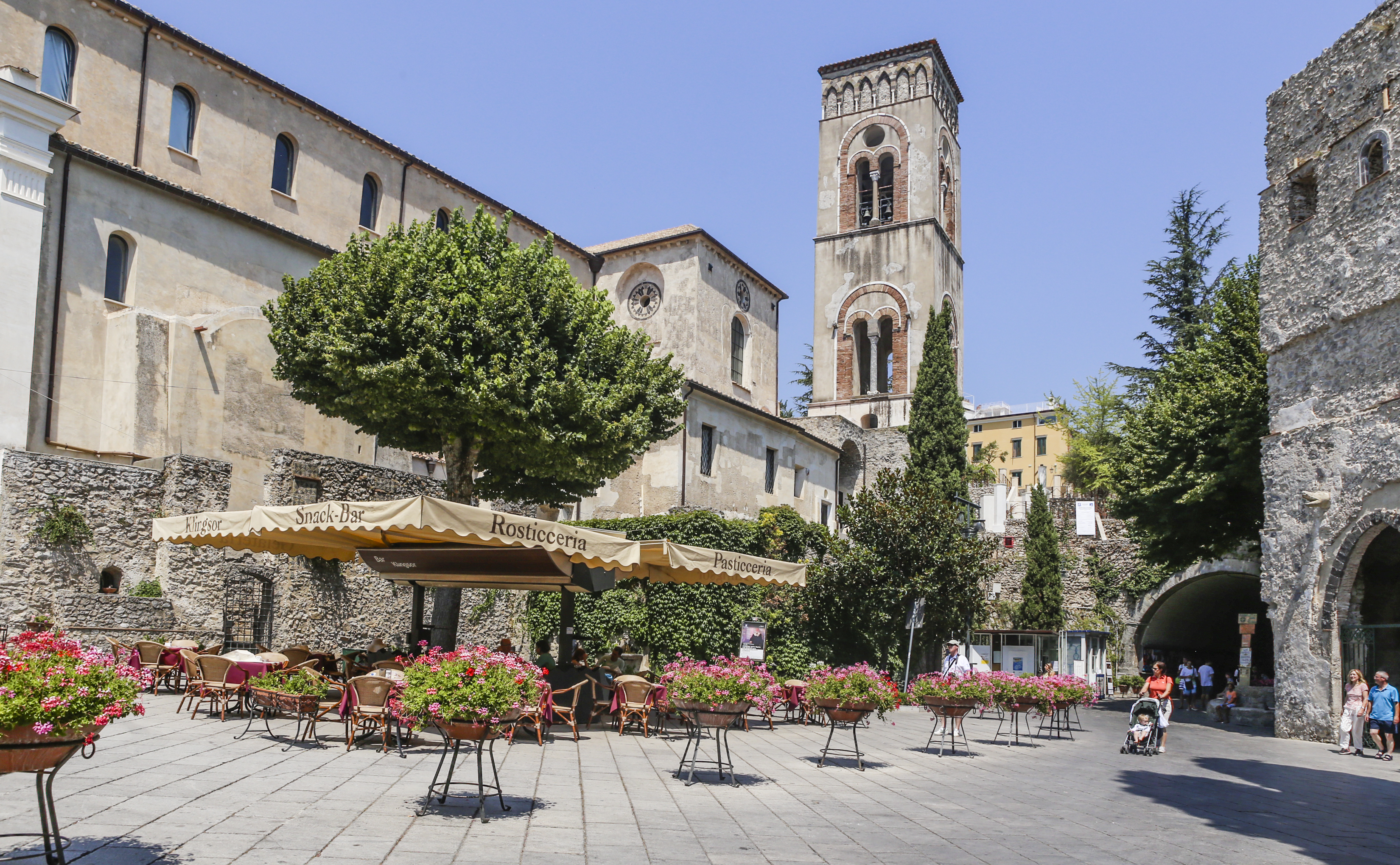 Torget ved det gamle klokketårnet i Ravello