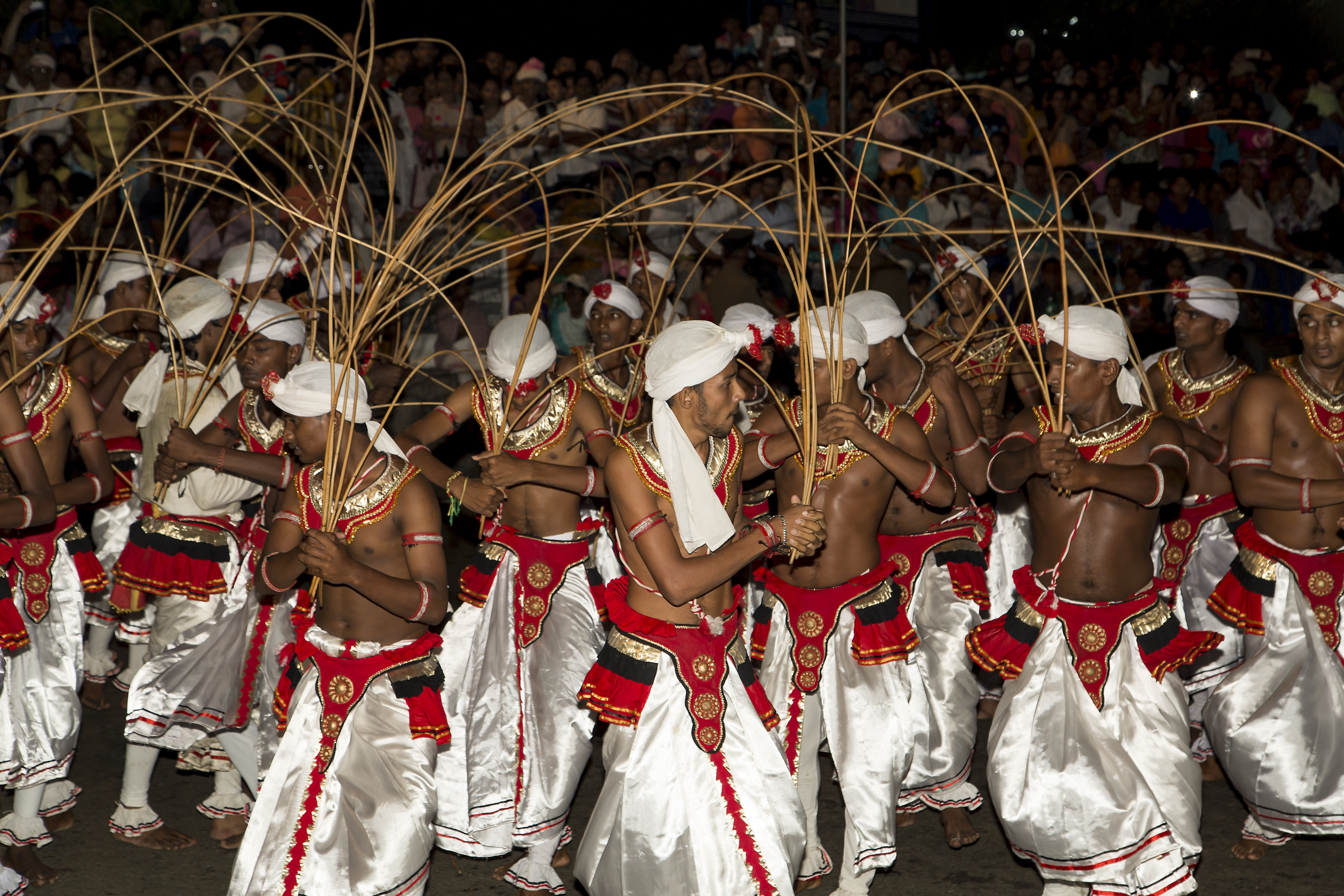 dag 5shutterstock_325852652 Esala Perahera the buddhist festival in Kandy, Sri Lanka, 27082015..jpg