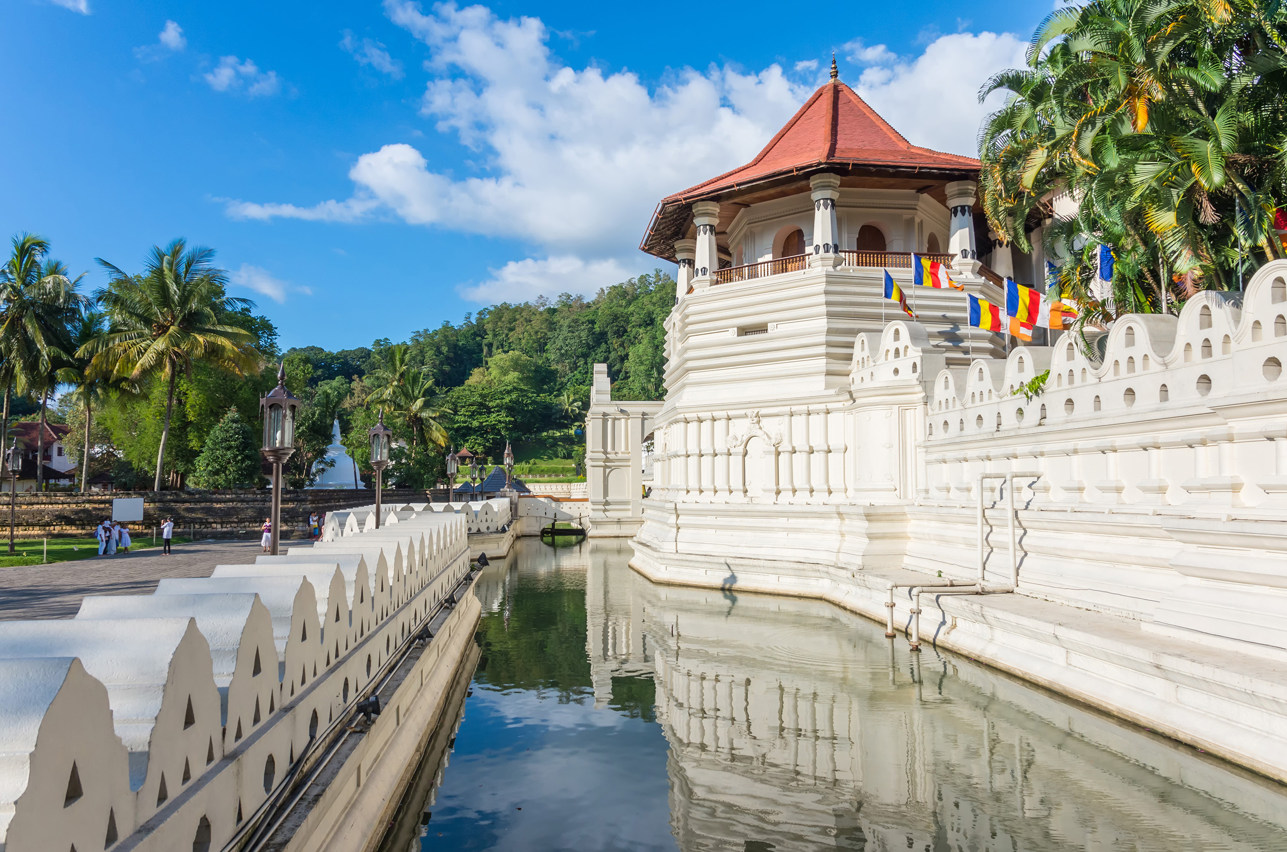 dag 5shutterstock_376191190 Temple of the tooth in Kandy, Sri-Lanka.jpg