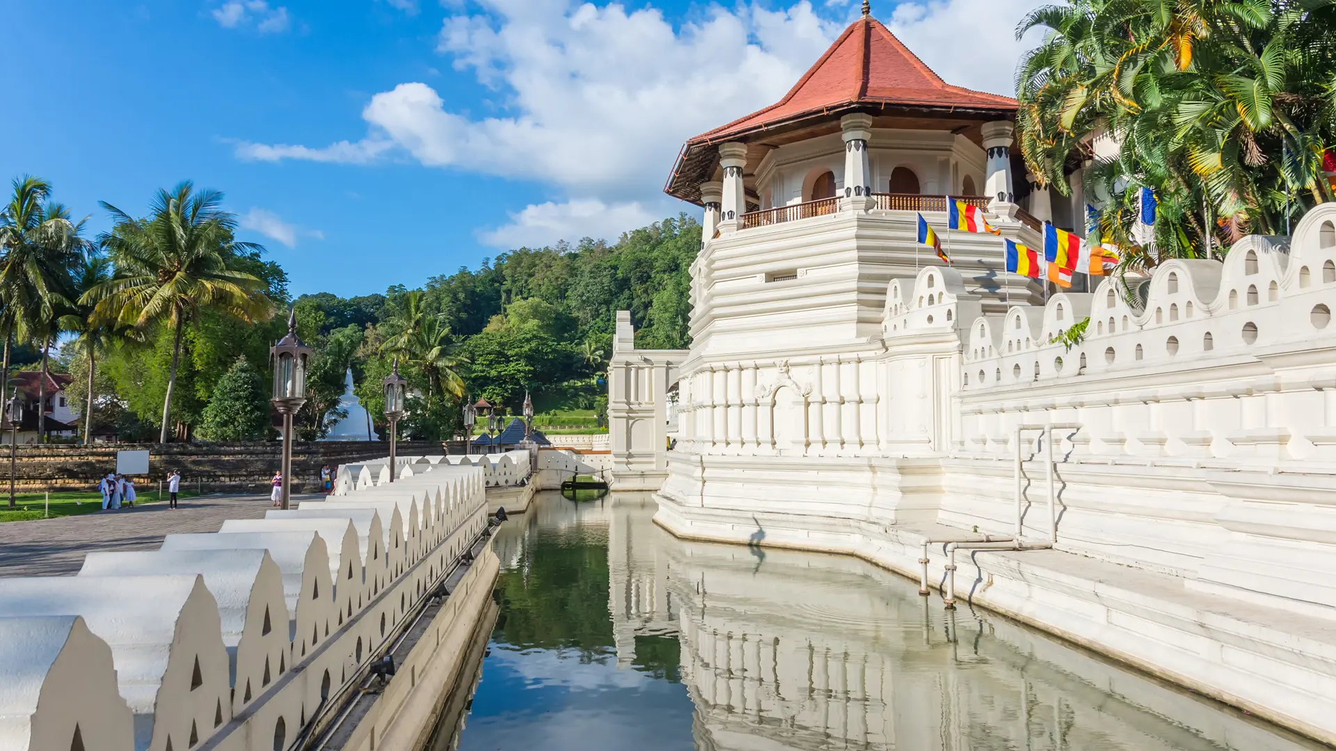 dag 5shutterstock_376191190 Temple of the tooth in Kandy, Sri-Lanka.jpg