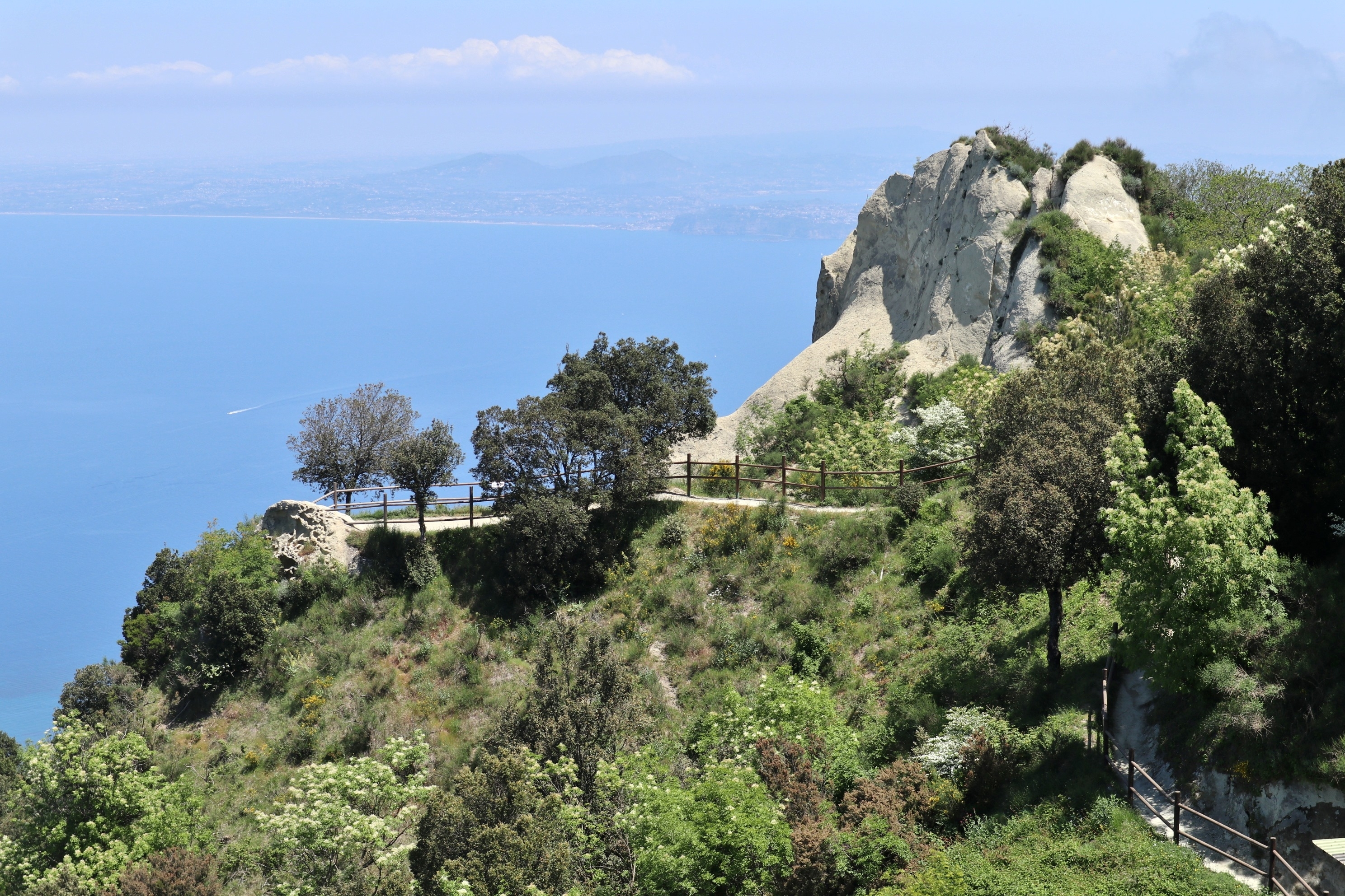 Ischia tilbyr flotte turer. Her er utsikten ved Serrara Fontana