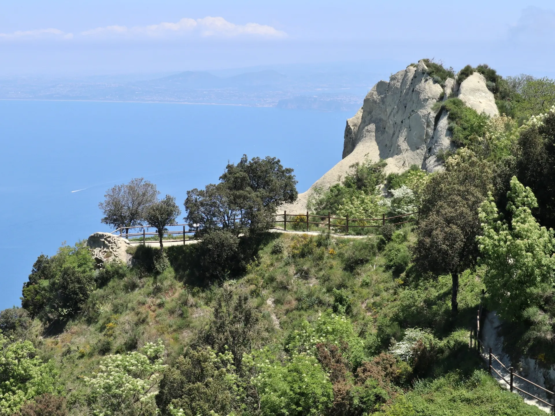 Ischia tilbyr flotte turer. Her er utsikten ved Serrara Fontana