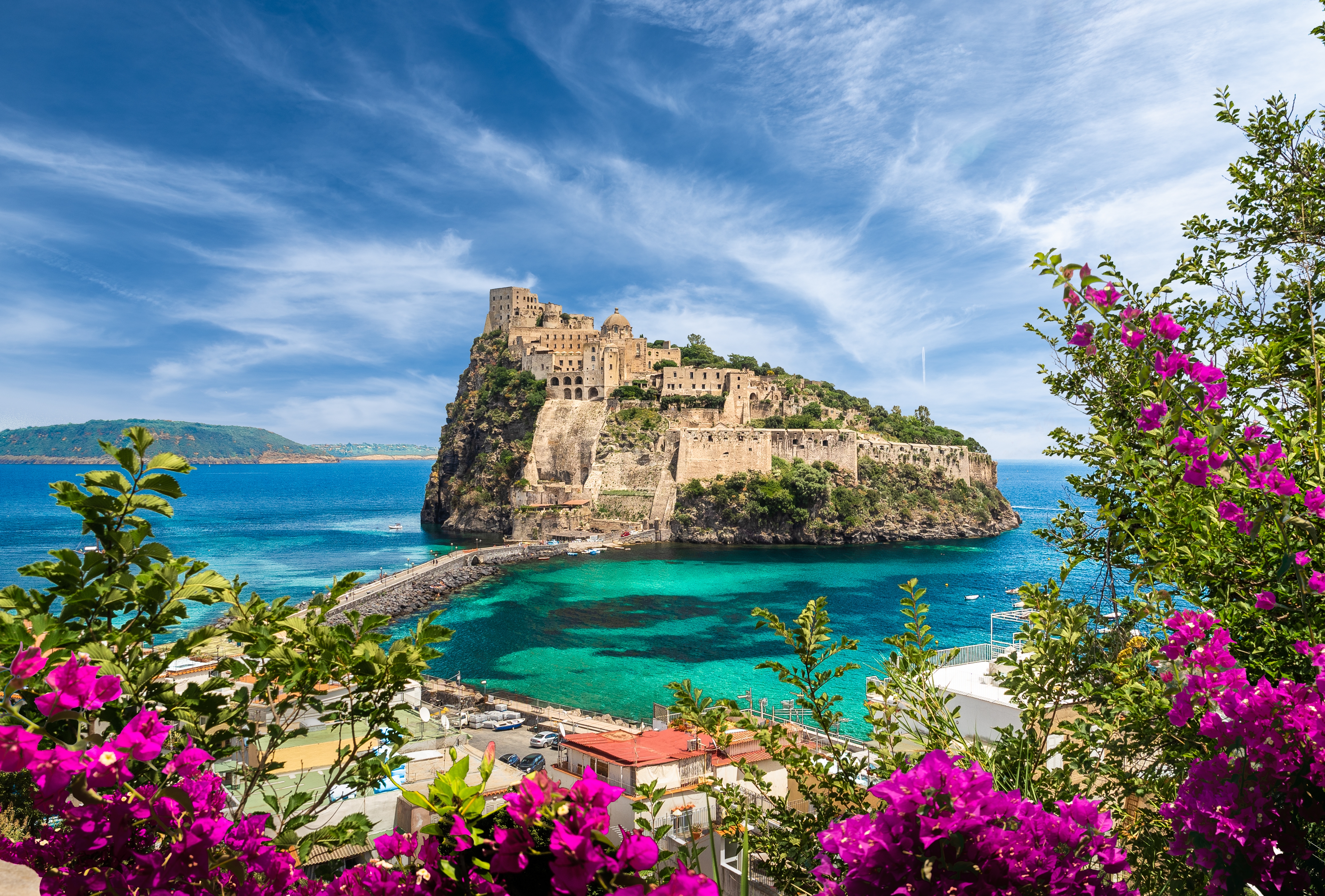Ta en tur til Ischia Ponte og besøk slottet Castello Aragonese
