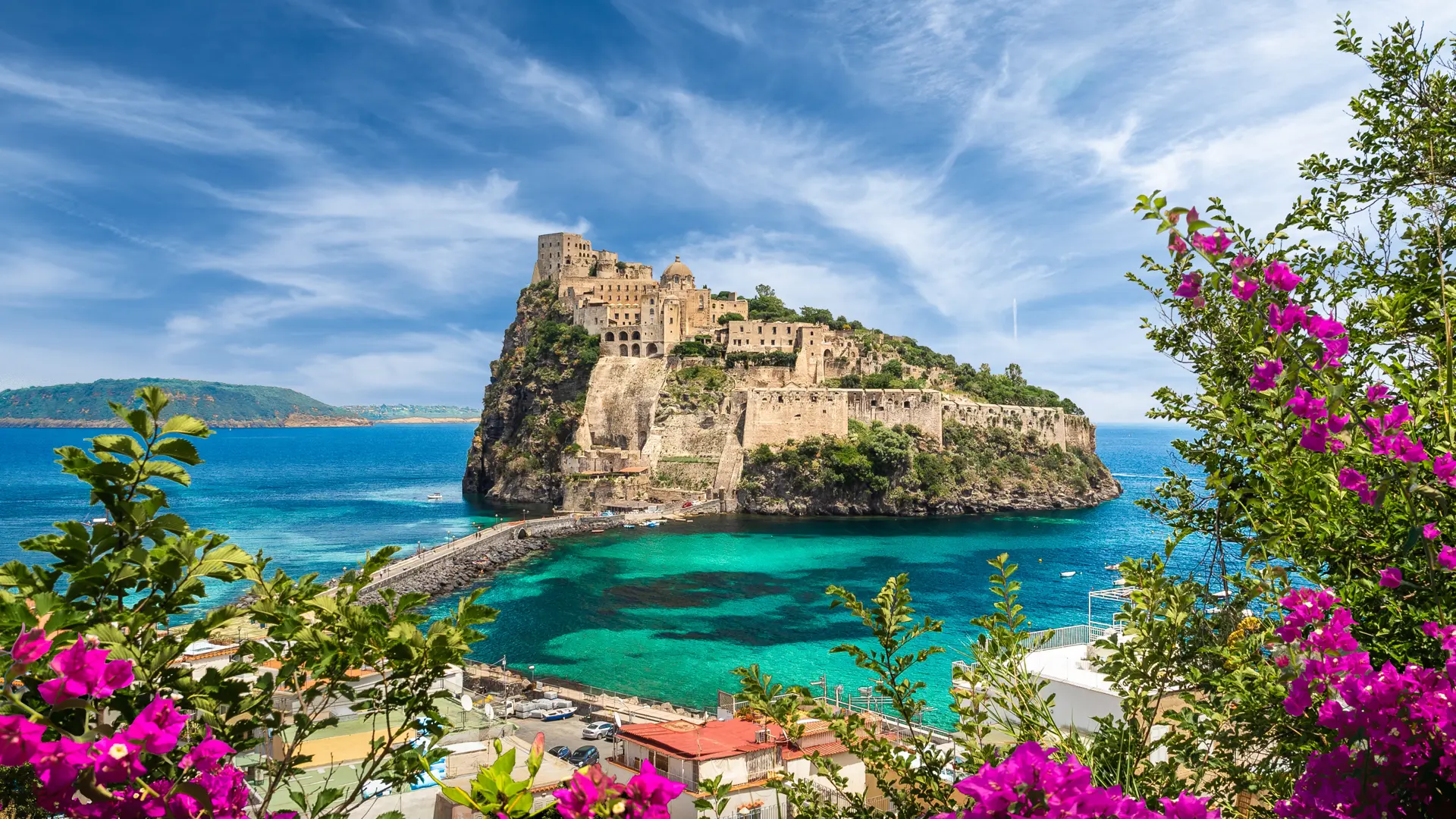 Ta en tur til Ischia Ponte og besøk slottet Castello Aragonese