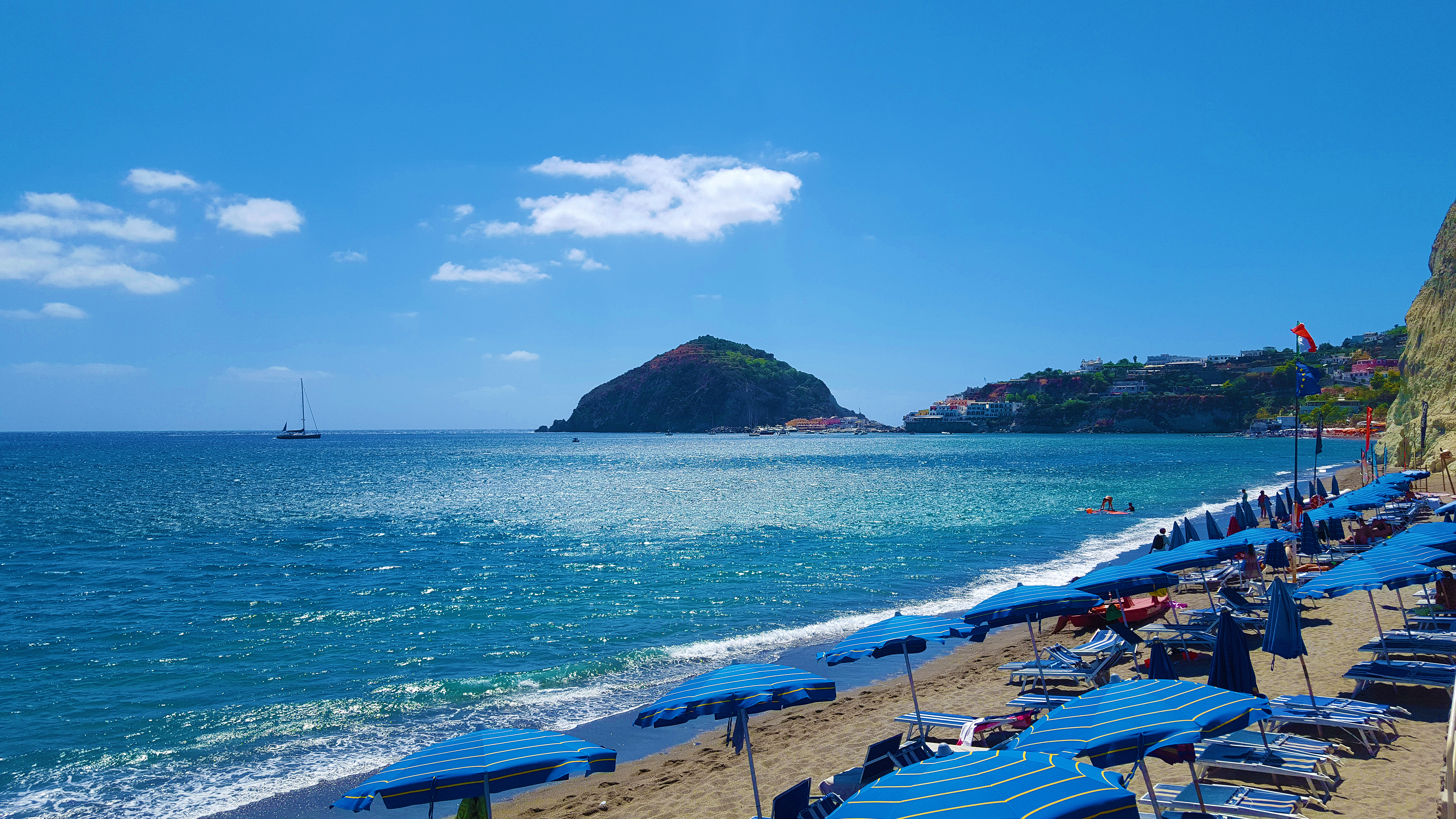 På Maronti Beach kan du leie fluktstoler og parasoller for dagen