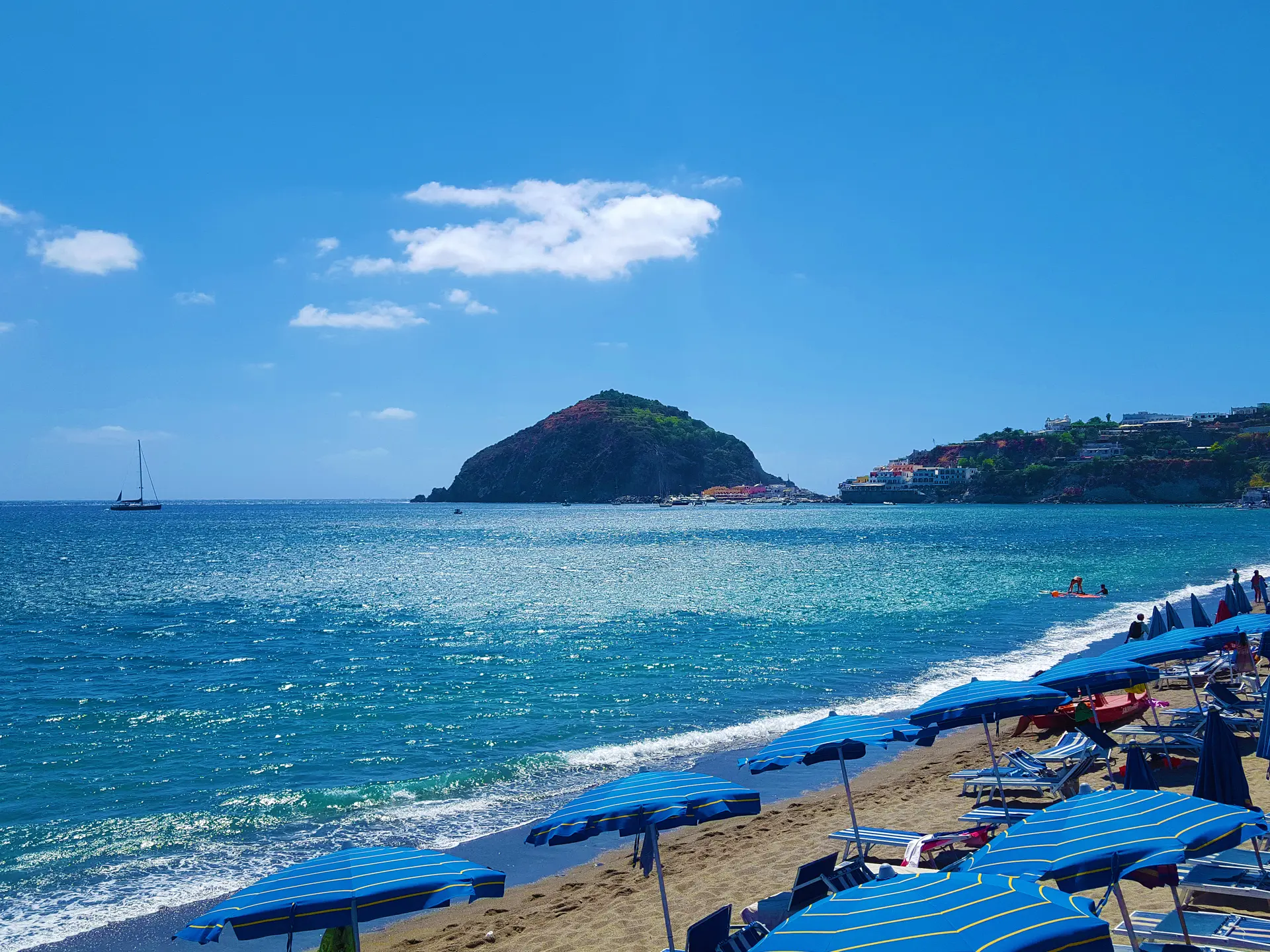 På Maronti Beach kan du leie fluktstoler og parasoller for dagen
