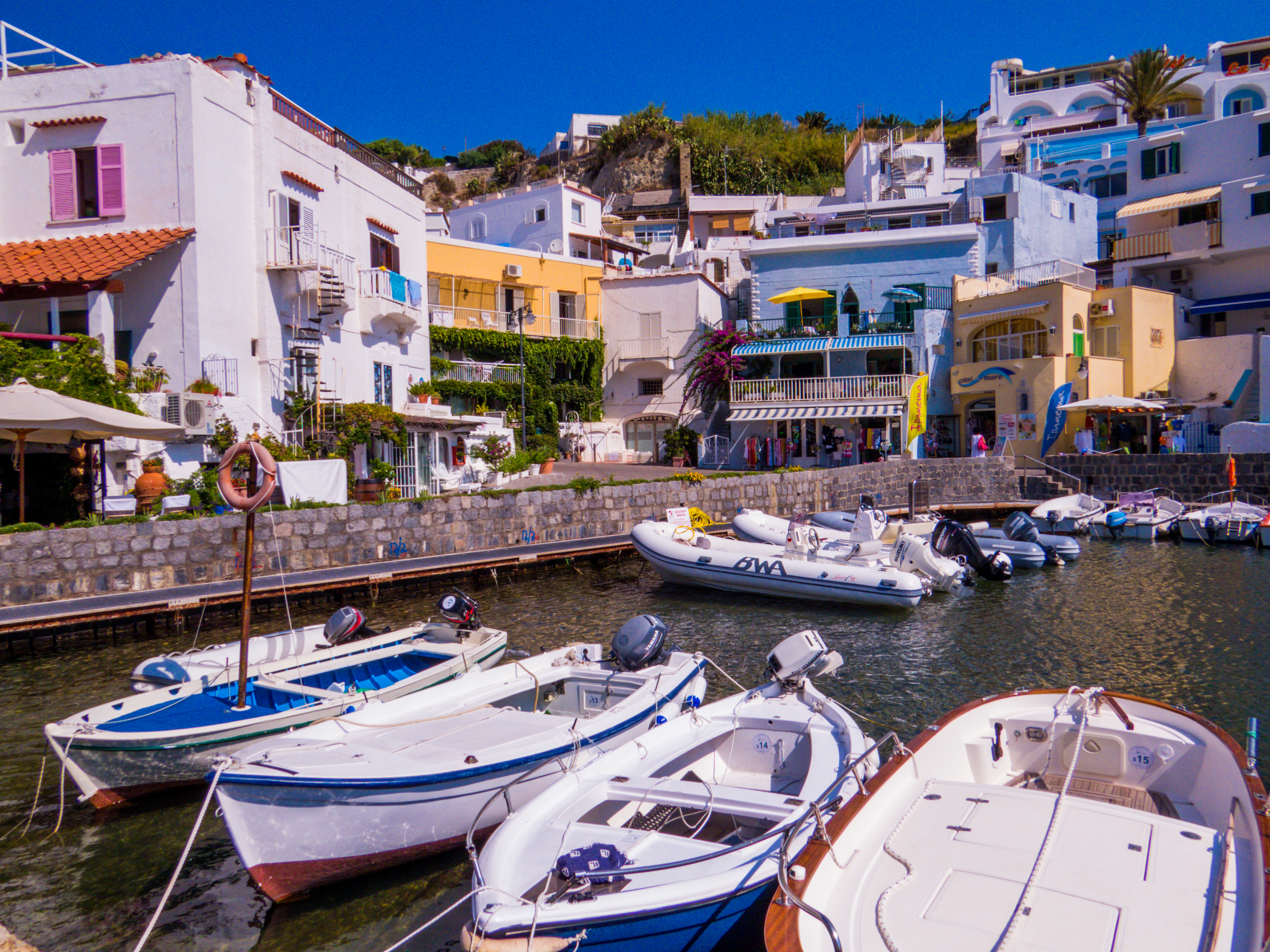 Det er koselig i den lille havnen i Sant'Angelo
