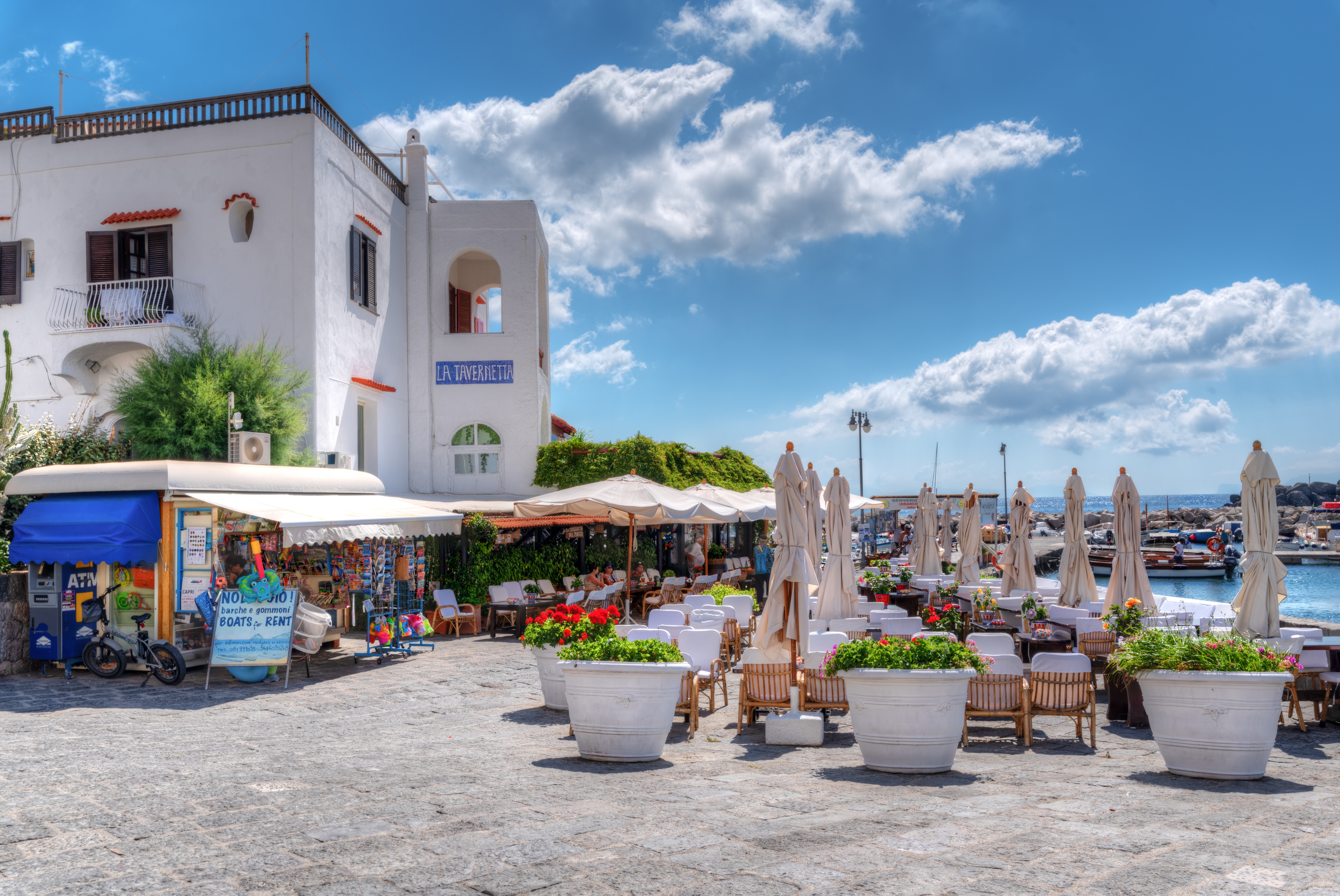 Nyt lunsj ved vannkanten i Sant'Angelo