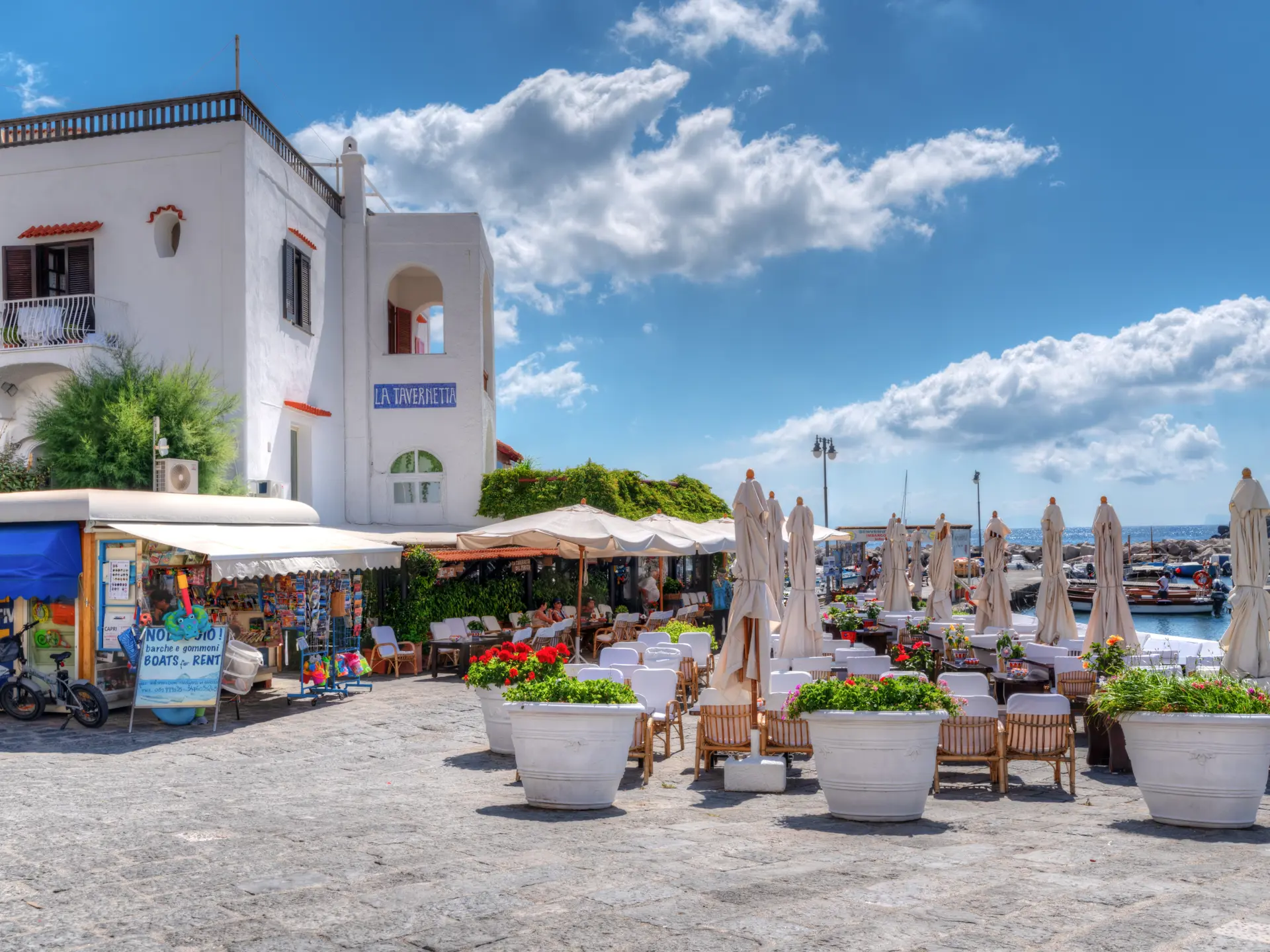 Nyt lunsj ved vannkanten i Sant'Angelo