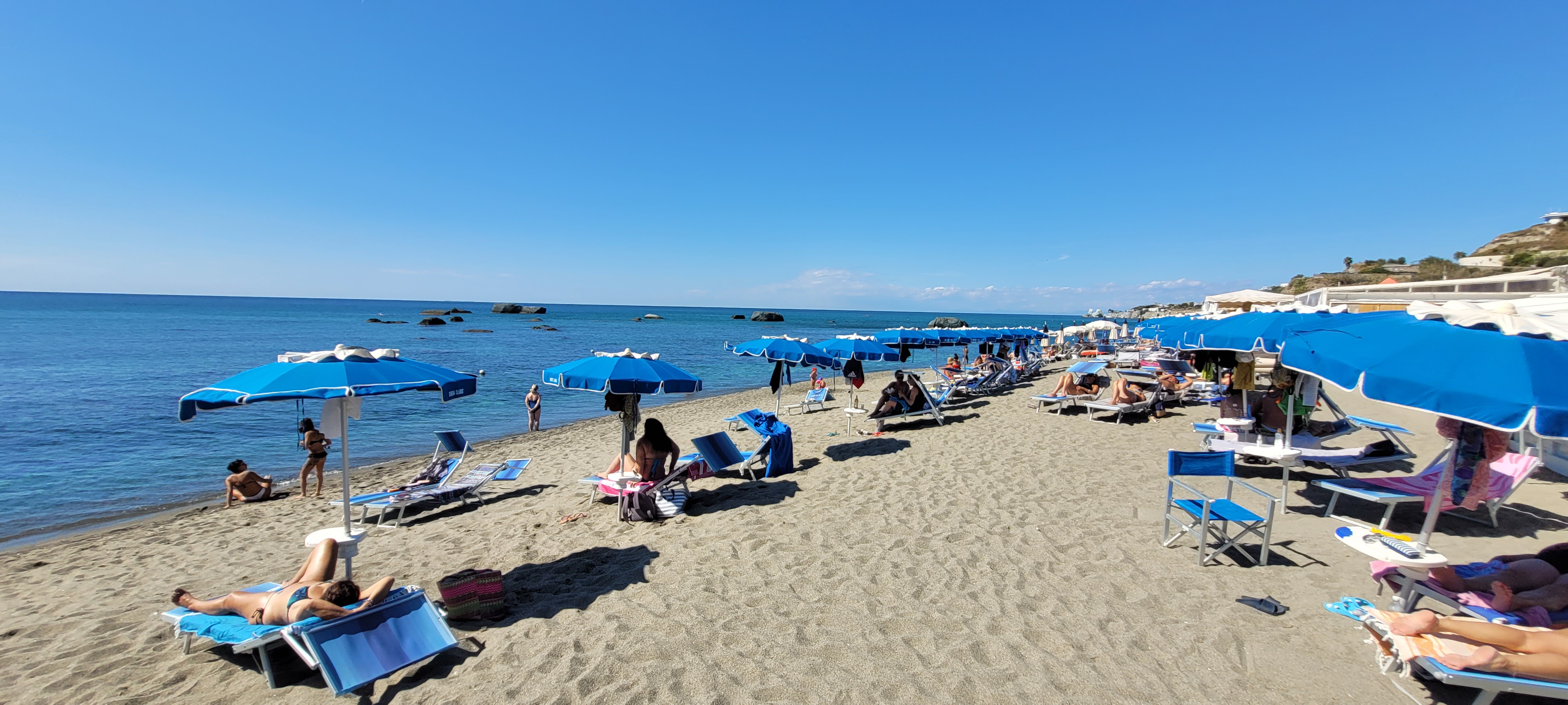 Citara-stranden ligger en 5-minutters spasertur fra Hotel Semiramis