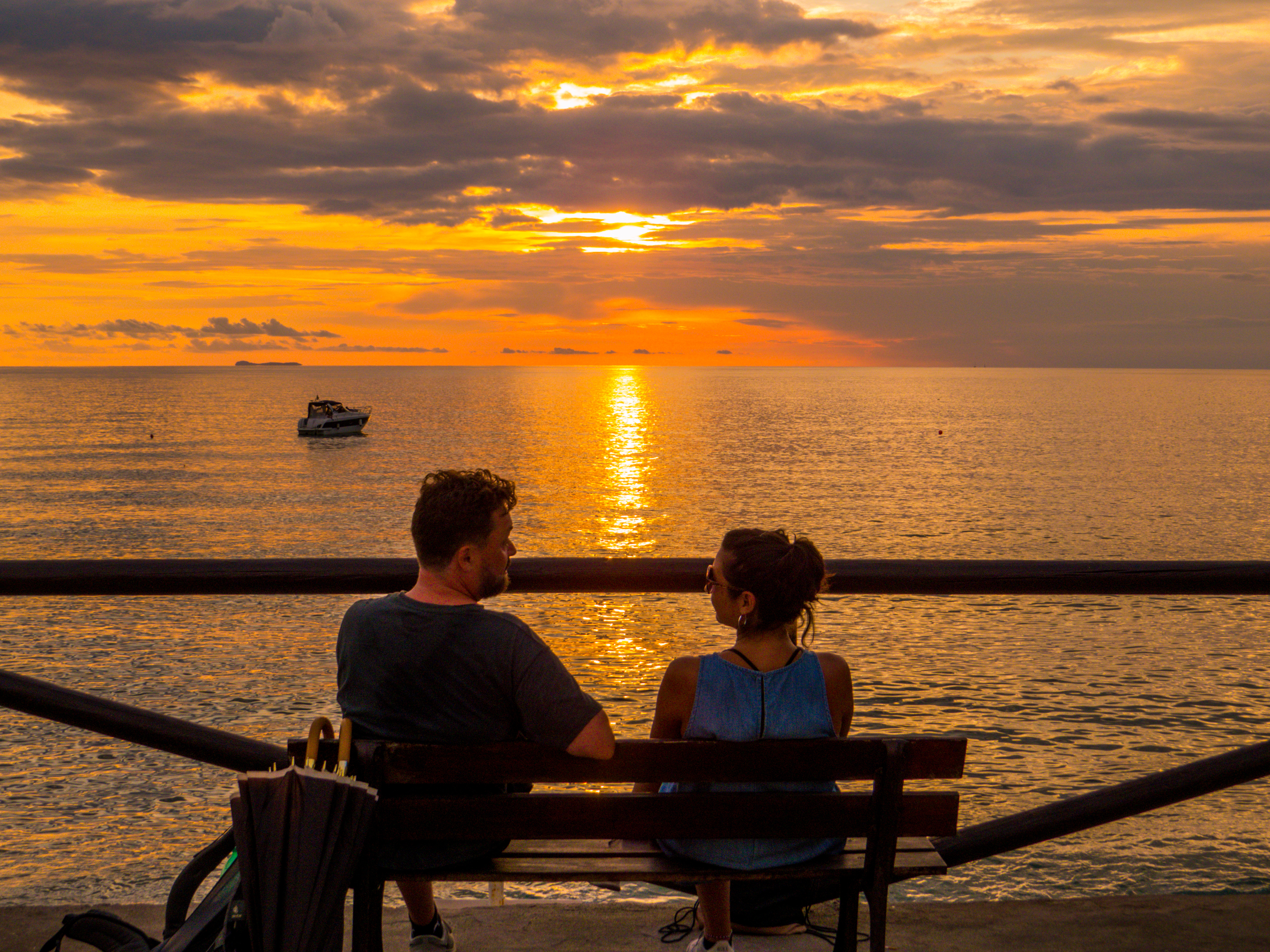 Solnedgang ved San Francesco-stranden i Forio