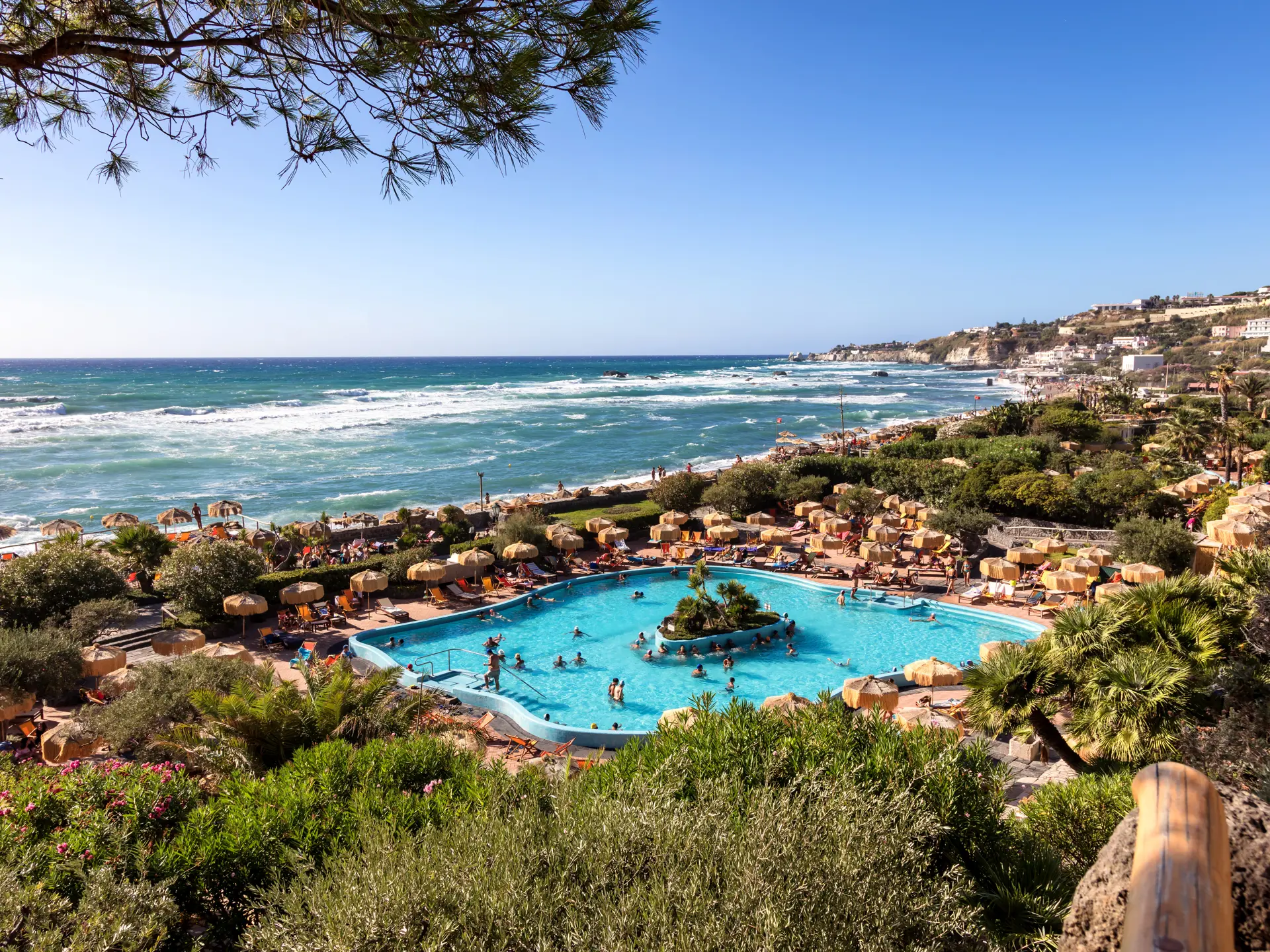 Prøv de varme badene i Giardini Poseidon. Det ligger i nærheten av Semiramis
