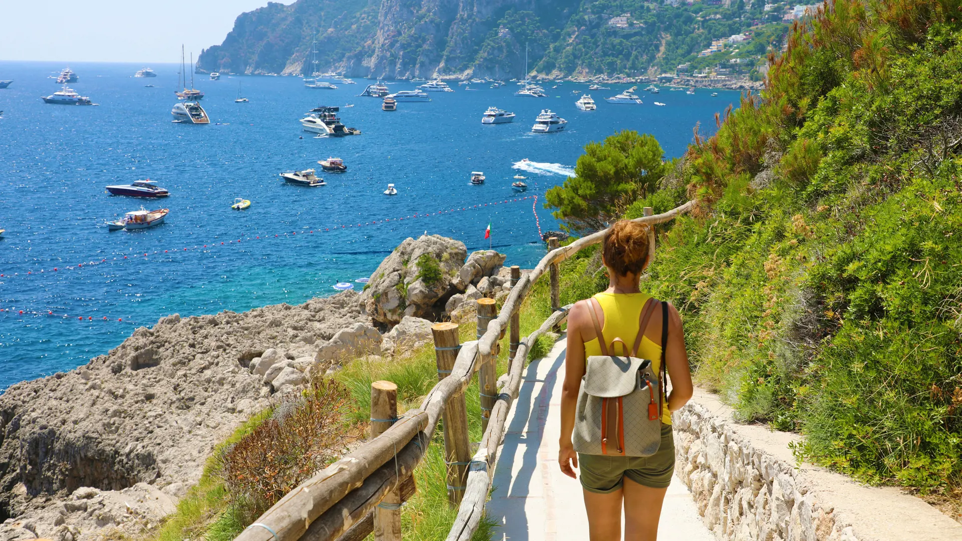 Capri byr på fine turer - her en kyststi nær Capri by
