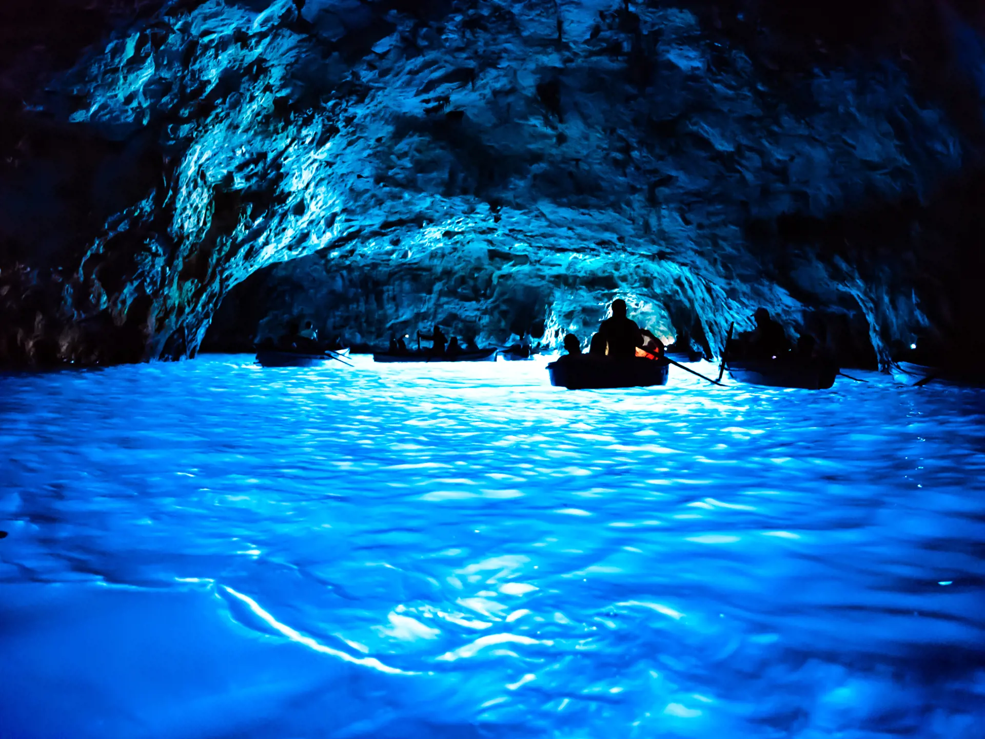 Vannet lyser opp i den blå grotten på Capri
