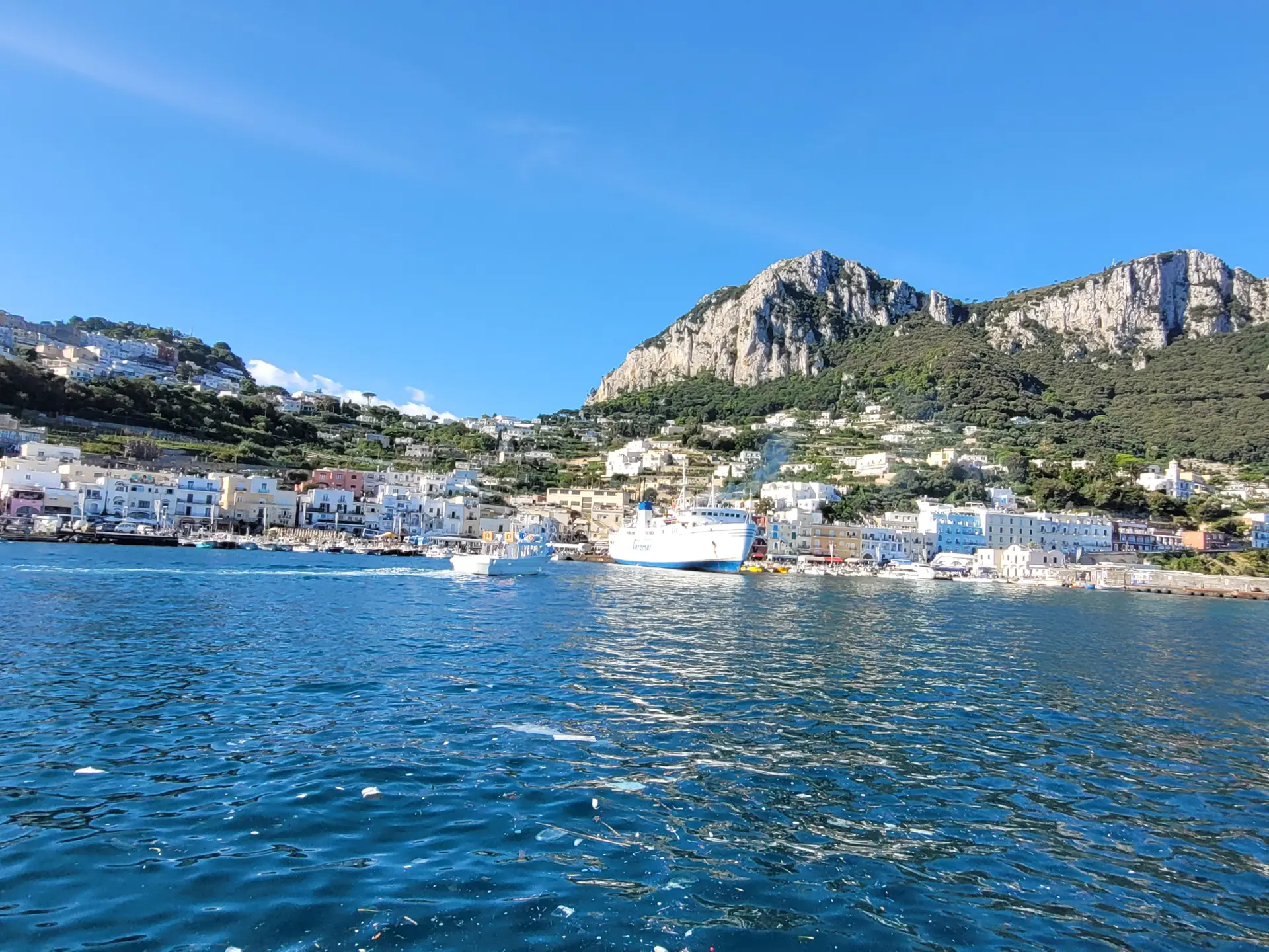 Du seiler fra Amalfikysten til Capri