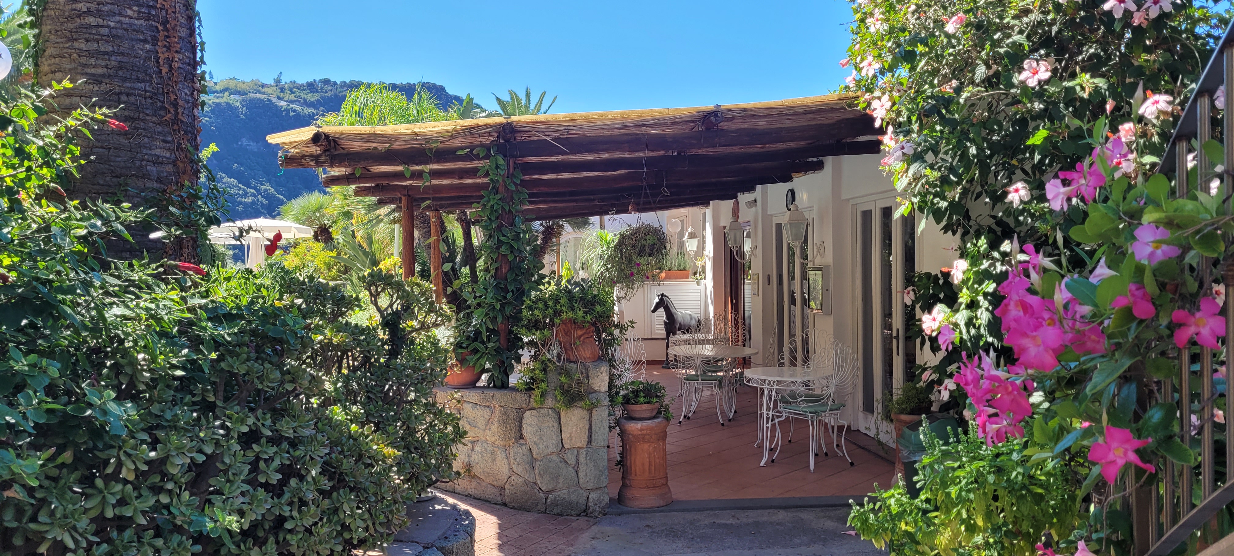 Semiramis bugner av eksotiske blomster og trær