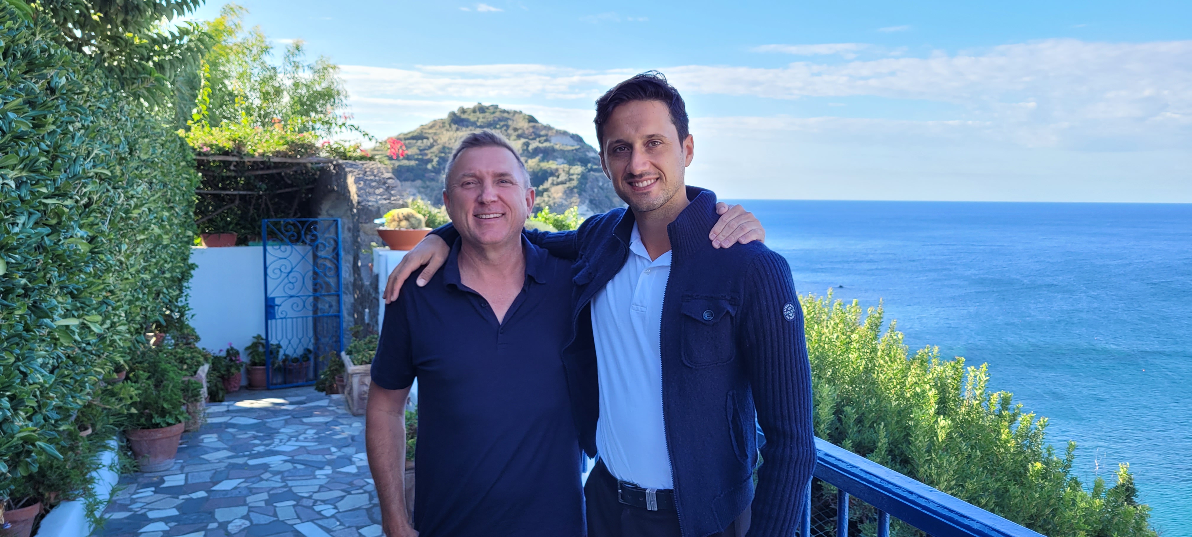 Gennaro er tredje generasjon på Hotel Villa Maria. Her er han i selskap med Henrik fra CPT