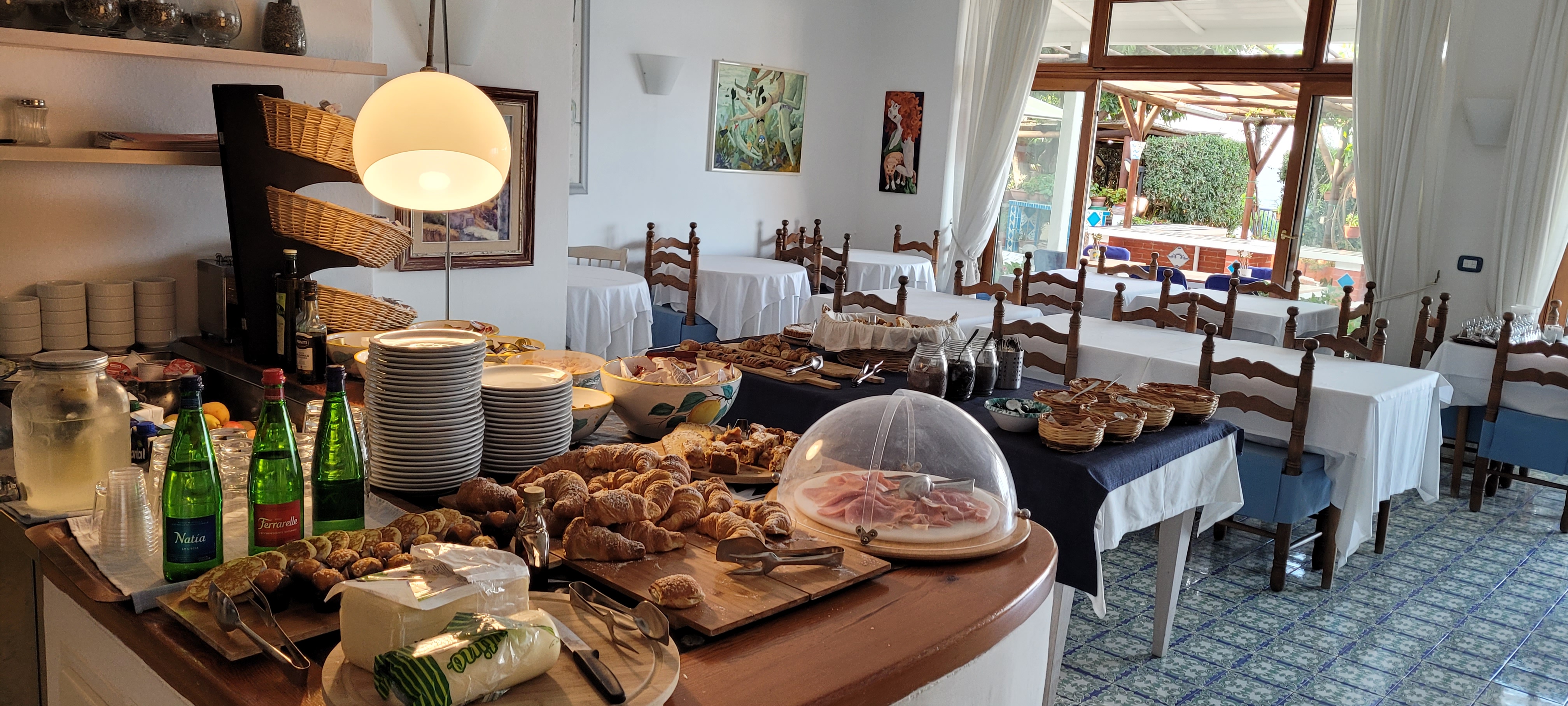 Du kan også nyte frokost inne på Hotel Villa Maria