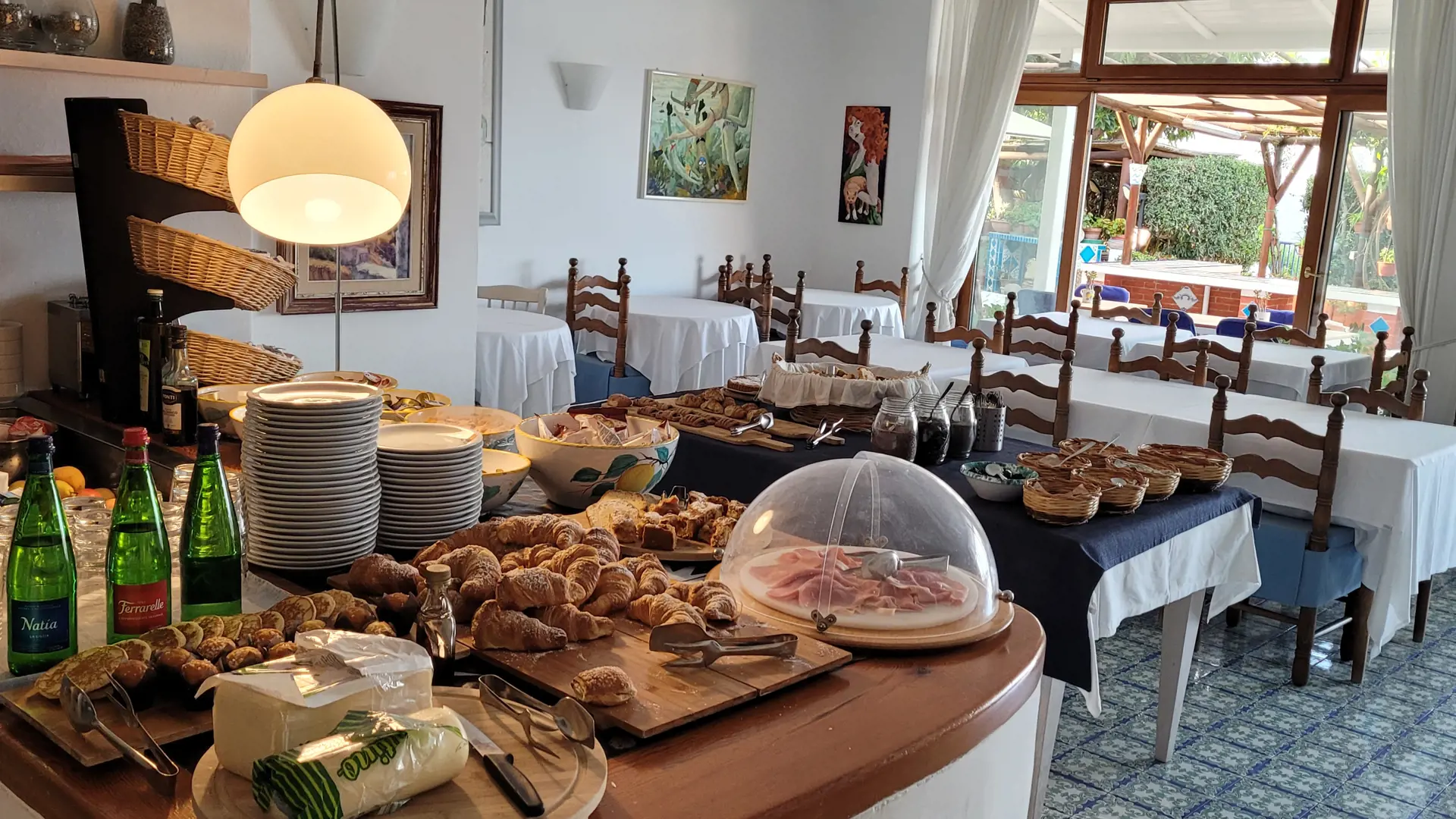 Du kan også nyte frokost inne på Hotel Villa Maria