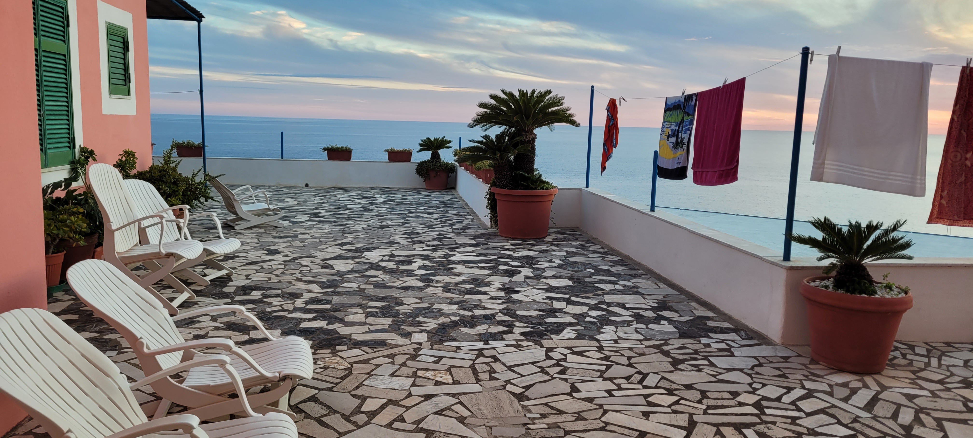 Badetøyet henges til tørk på Hotel Villa Maria - Tenk at utsikten til en klessnor kan se slik ut