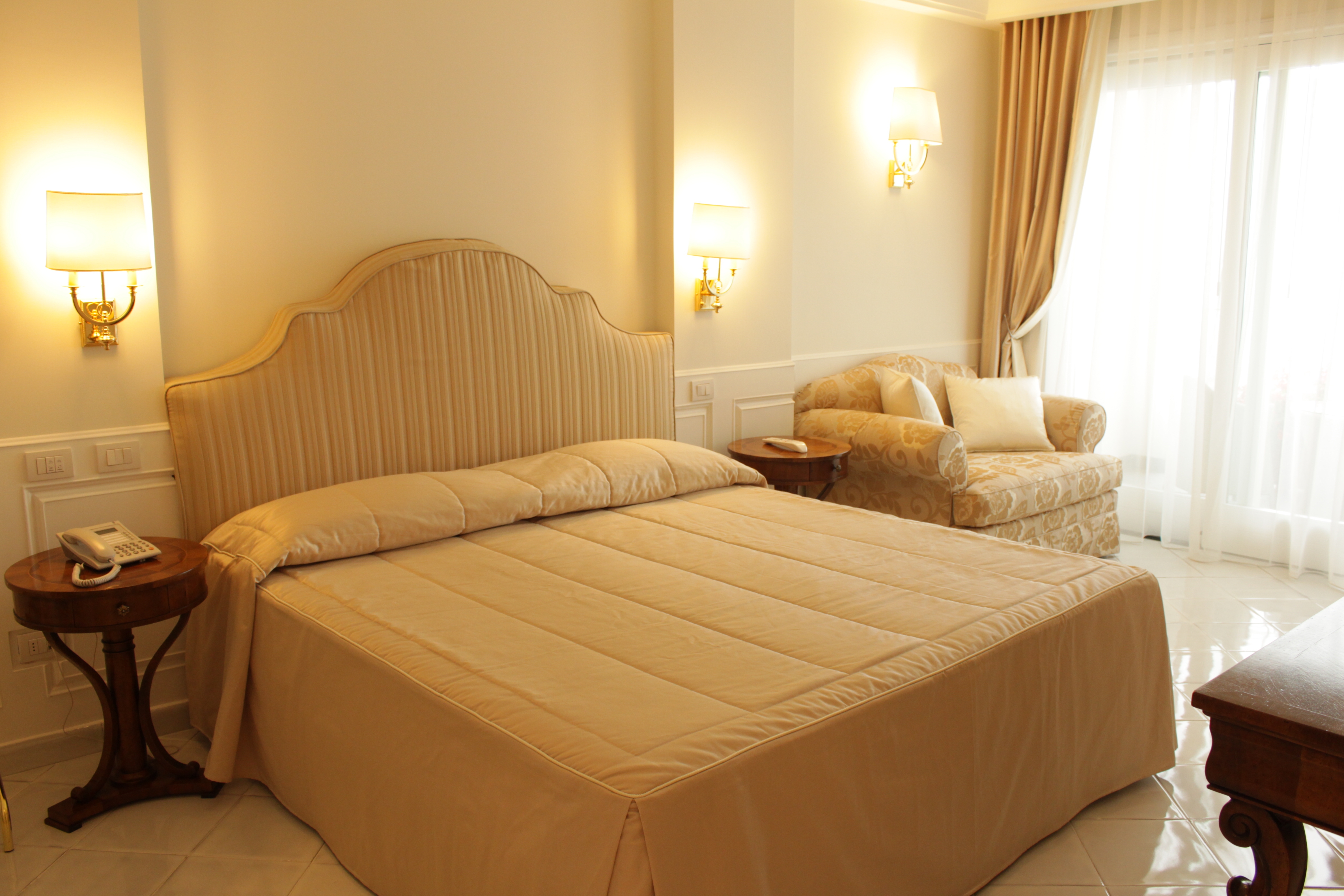 Rommene er vakre og velutstyrte på Hotel Villa Fraulo