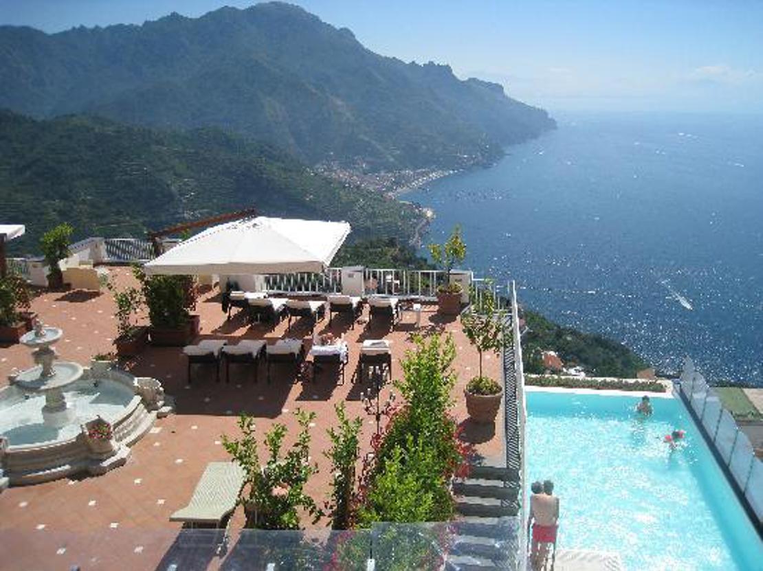 Hotel Villa Fraulo har terrasse og basseng med fantastisk utsikt