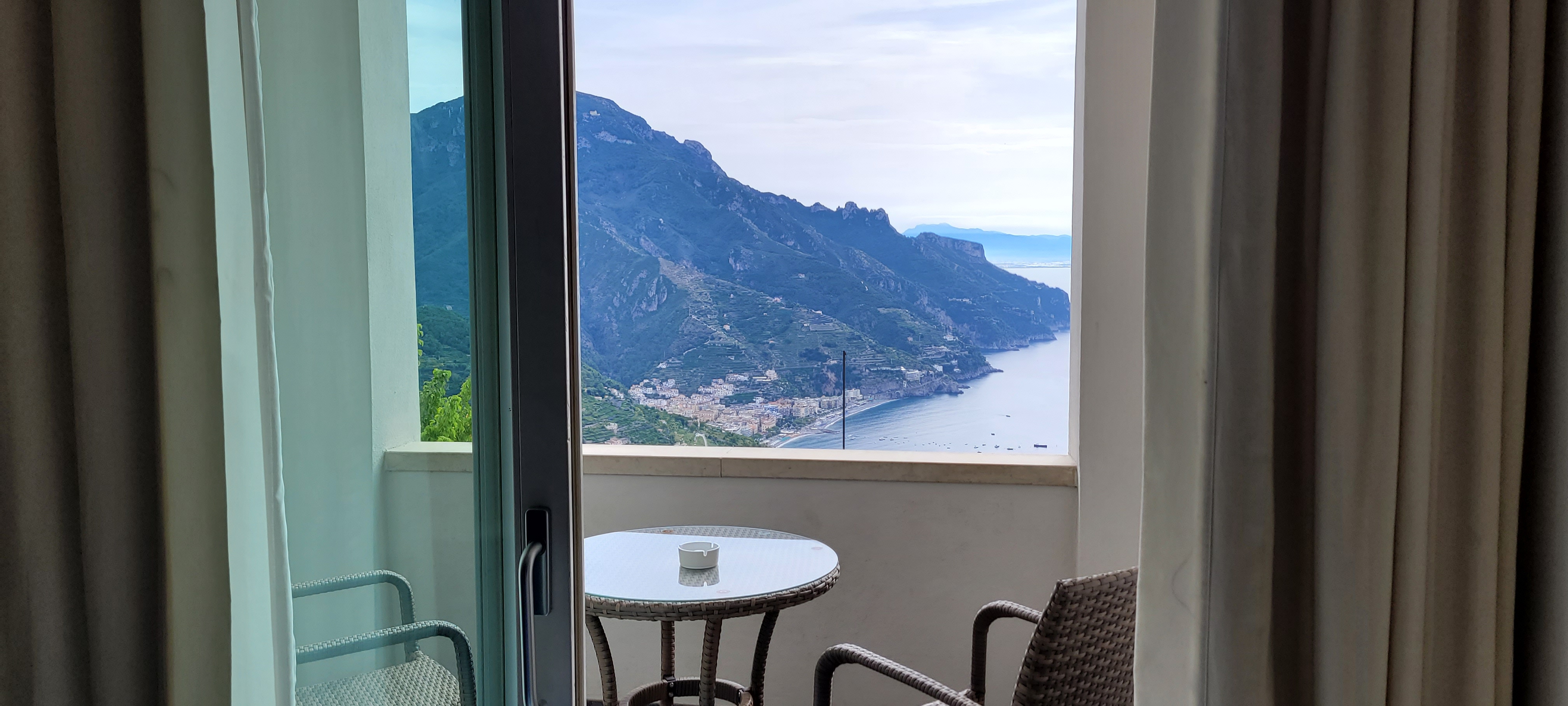 Rommet har balkong og utsikt