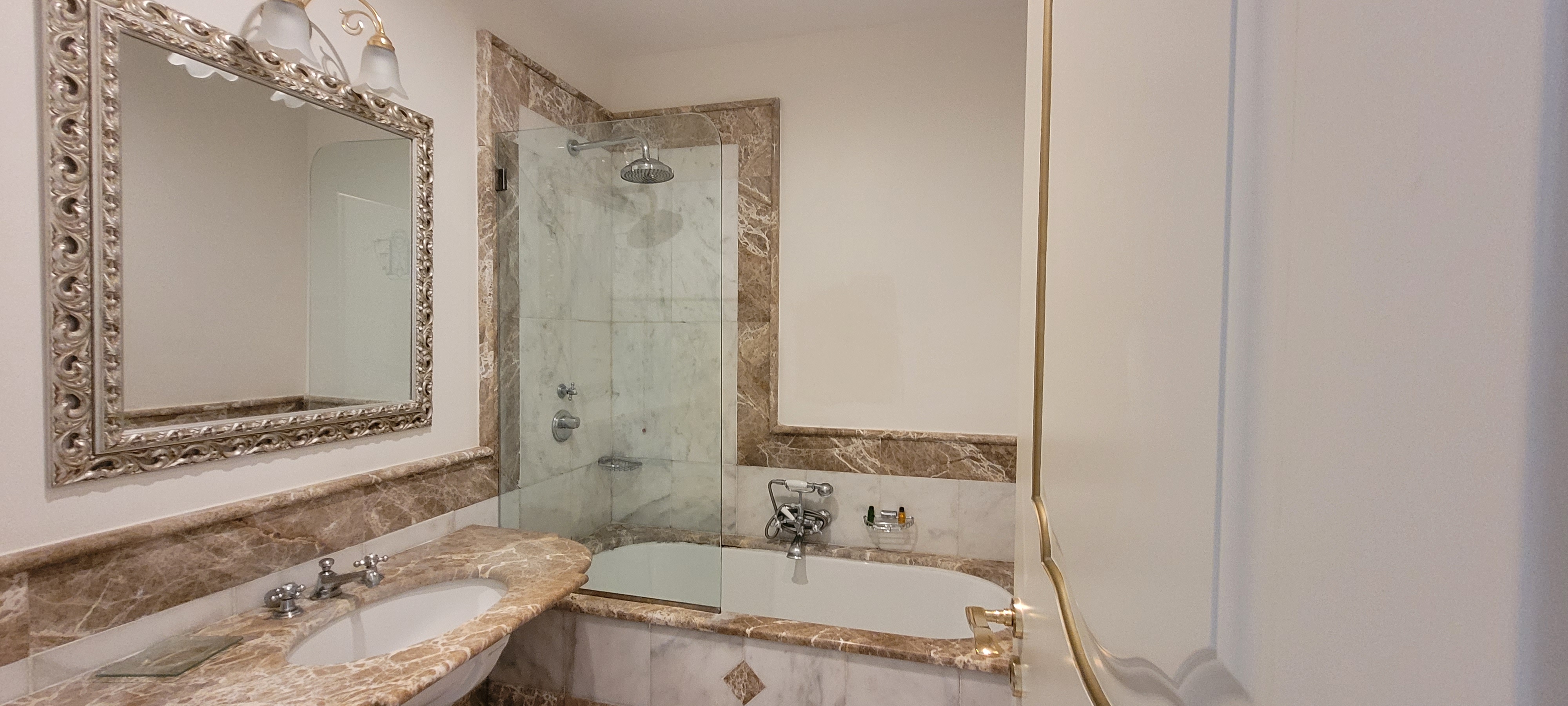 Og så er det flotte bad på Hotel Villa Fraulo