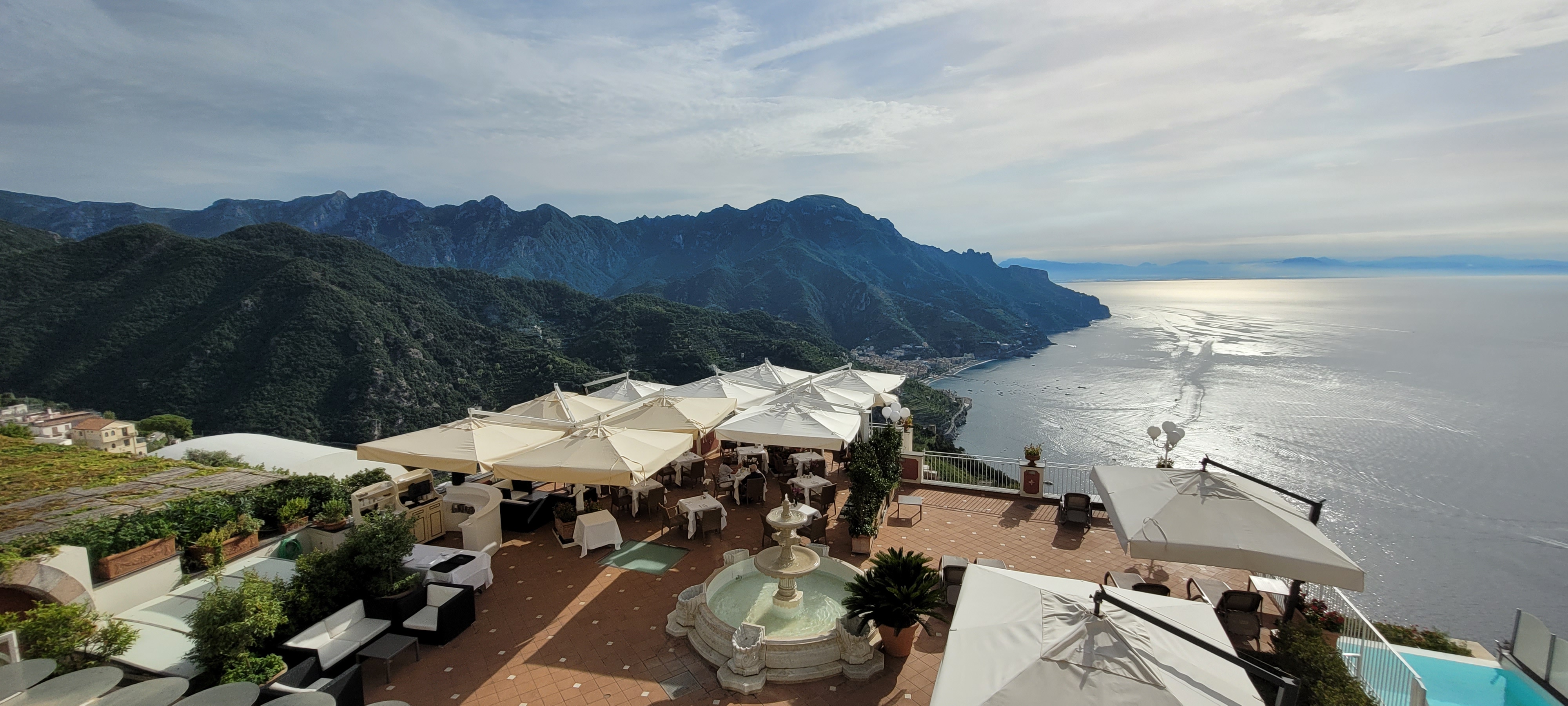 Nyt solnedgangen på terrassen til Hotel Villa Fraulo