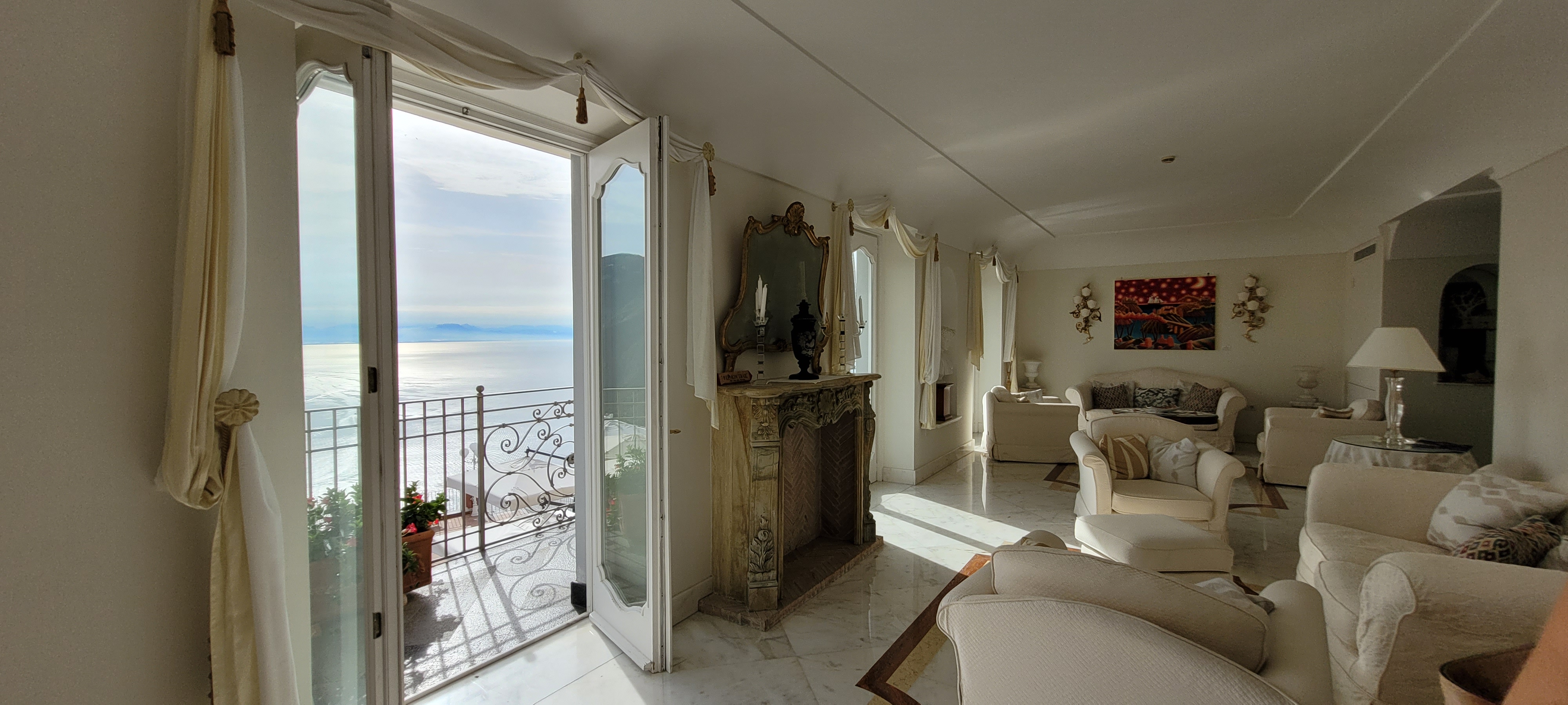 Resepsjonen på historiske Hotel Villa Fraulo