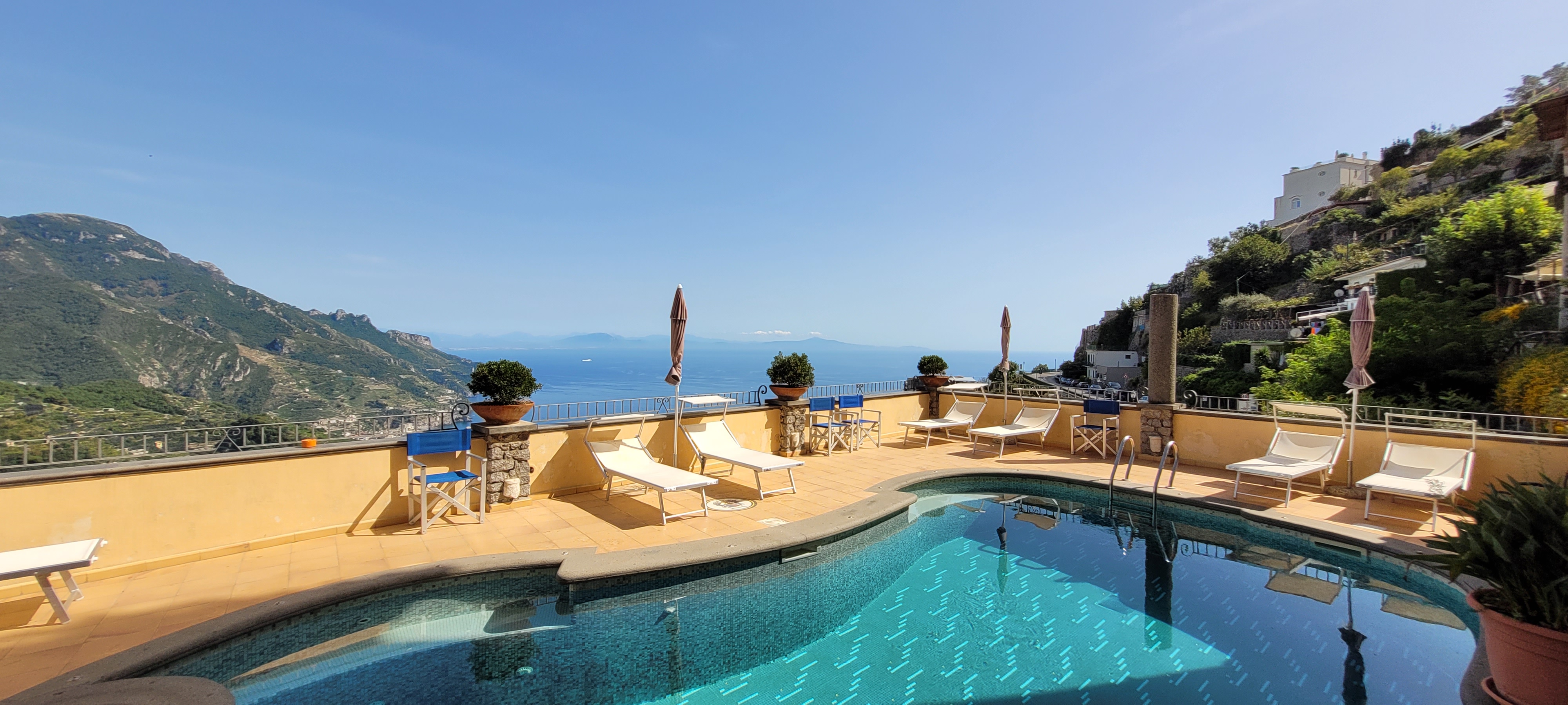 Hotel Bonadies har et basseng med utsikt