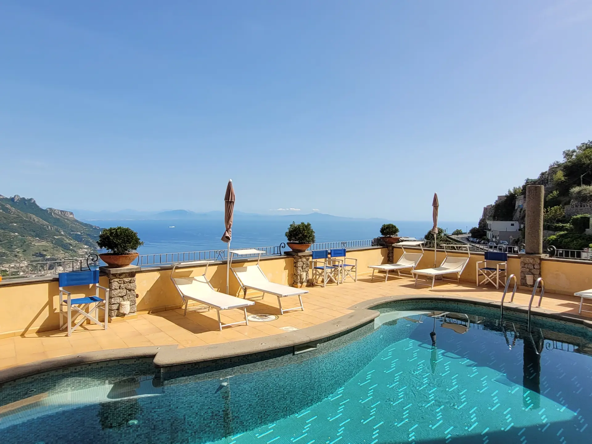 Hotel Bonadies har et basseng med utsikt