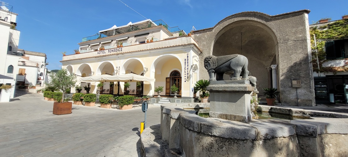 Hotel Bonadies ligger på et torg i Ravello
