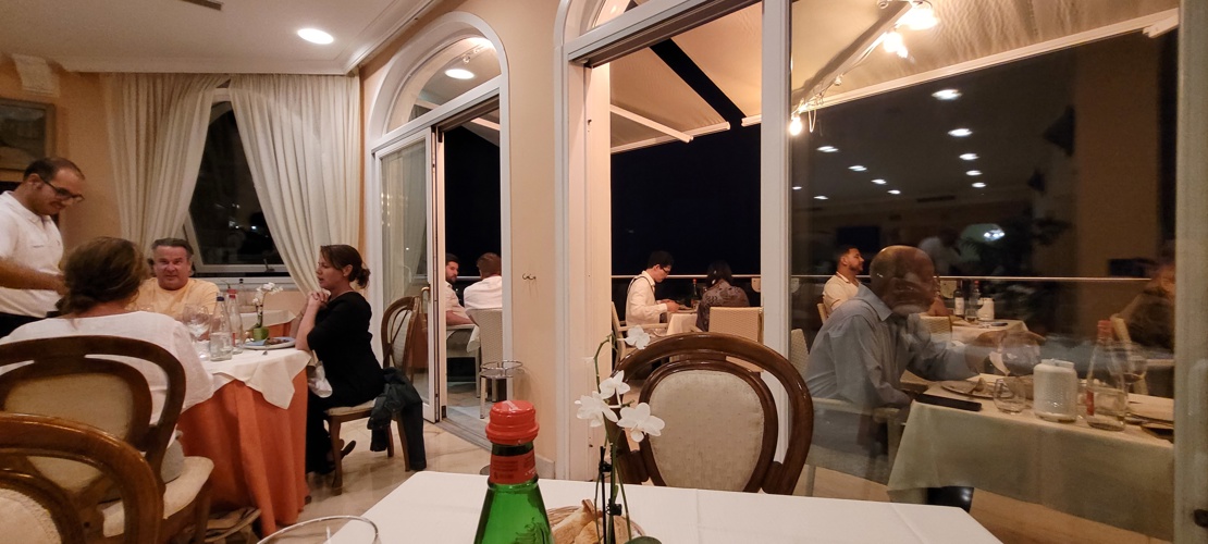 Restauranten er god på Hotel Bonadies - og du kan sitte både inne og ute